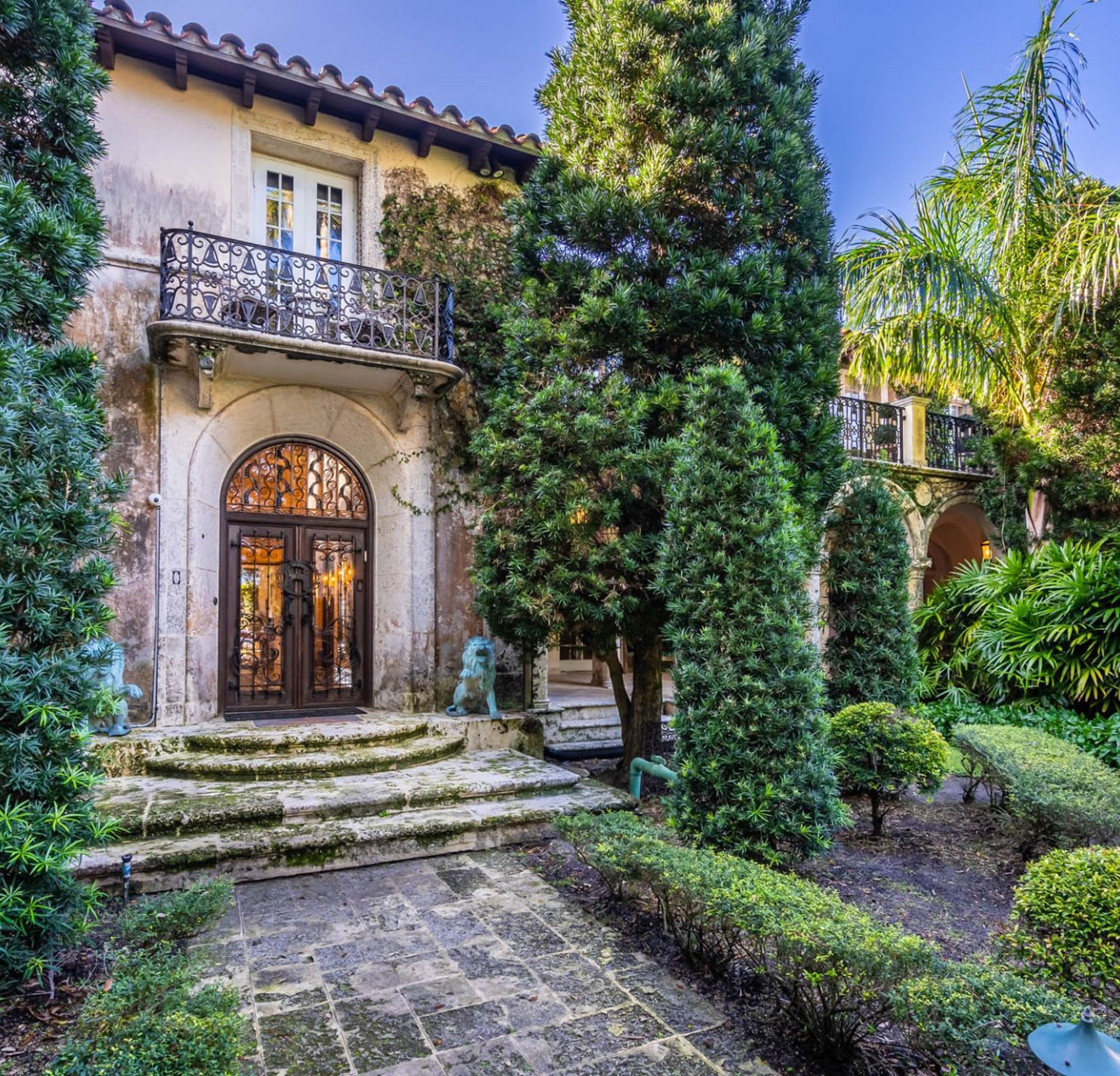 A Peek Inside Casa de Sueños in Miami Beach