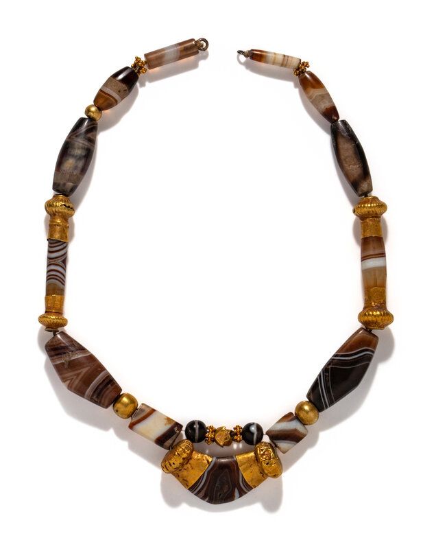 Lot 2 | A Western Asiatic Banded Agate and Gold Necklace | Estimate: $2,000 - 3,000