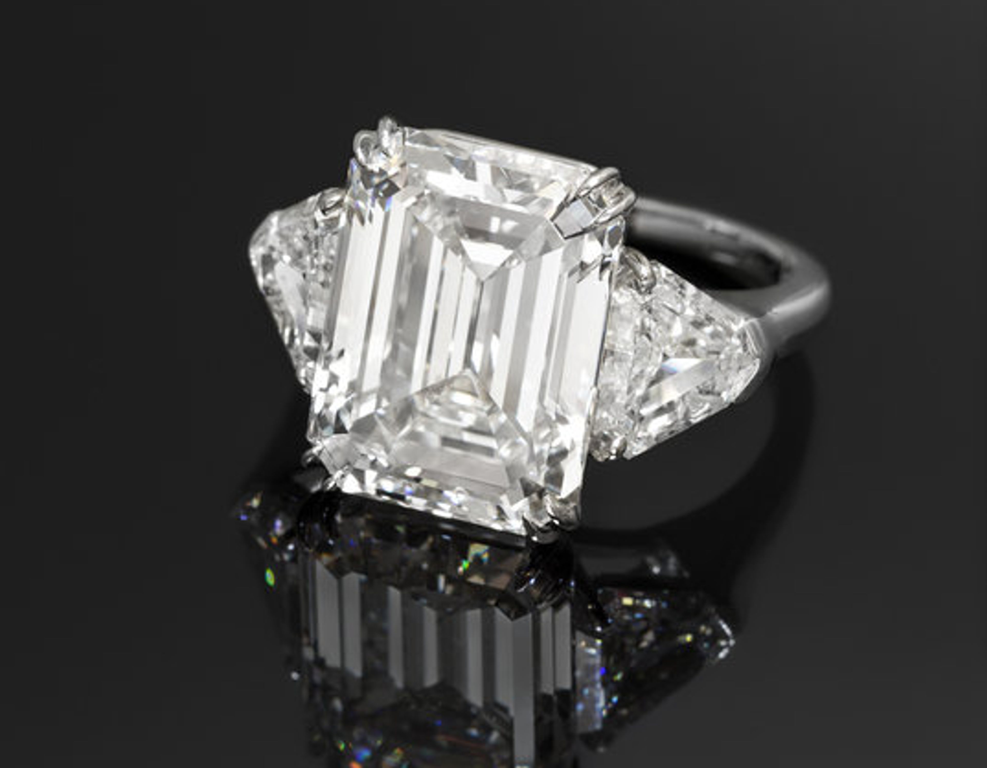 An Important Platinum and Diamond Ring, Graff,