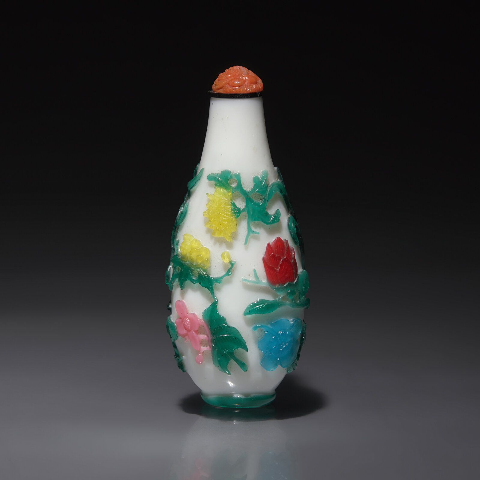 Lot 61 A Chinese Six-Color Overlay Glass Snuff Bottle, Qing Dynasty, Circa 1800-1850 1800-1850年 涅白地套六色料花卉紋鼻煙壺