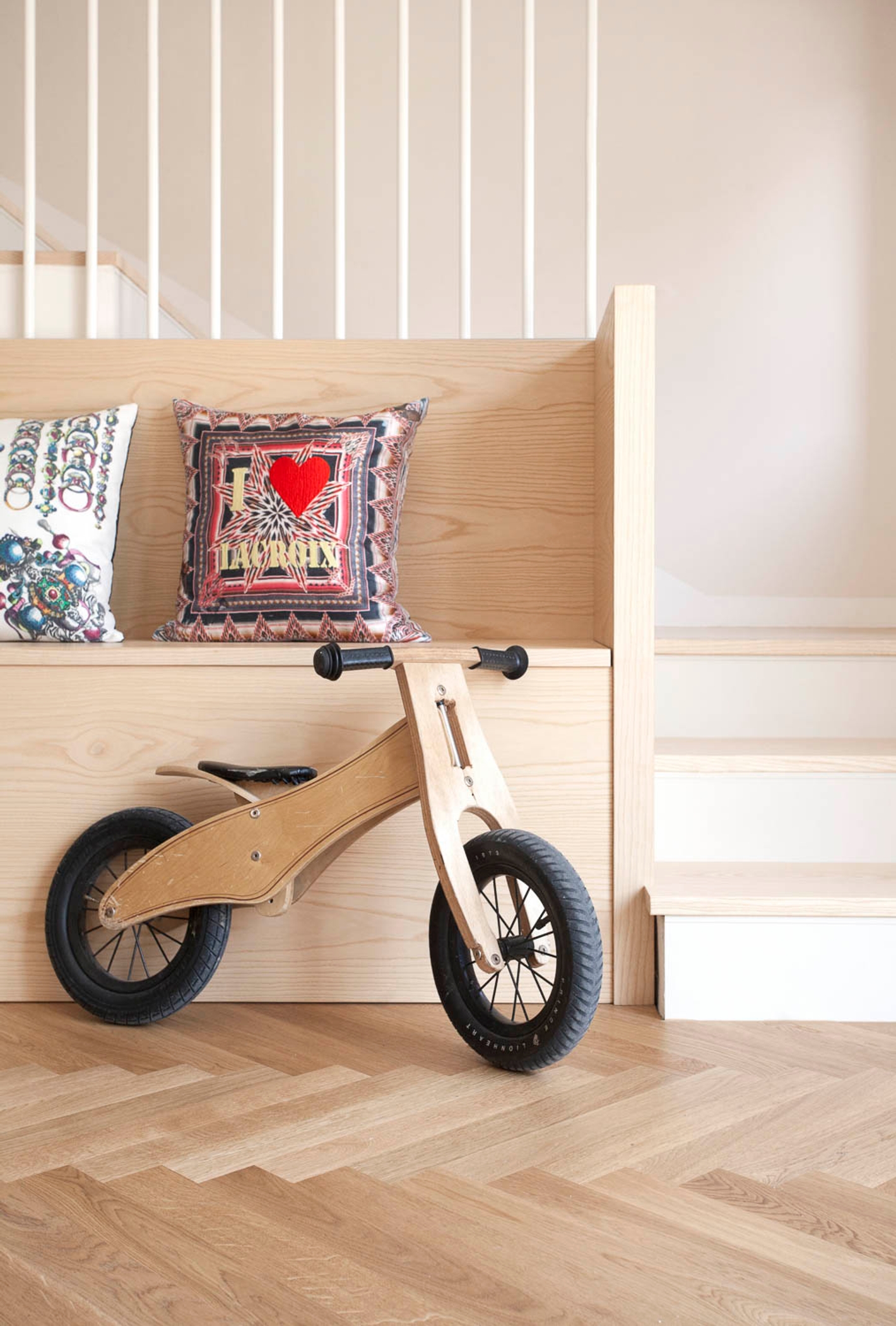 foto a colori con dettaglio scala e bici da bimgo in legno