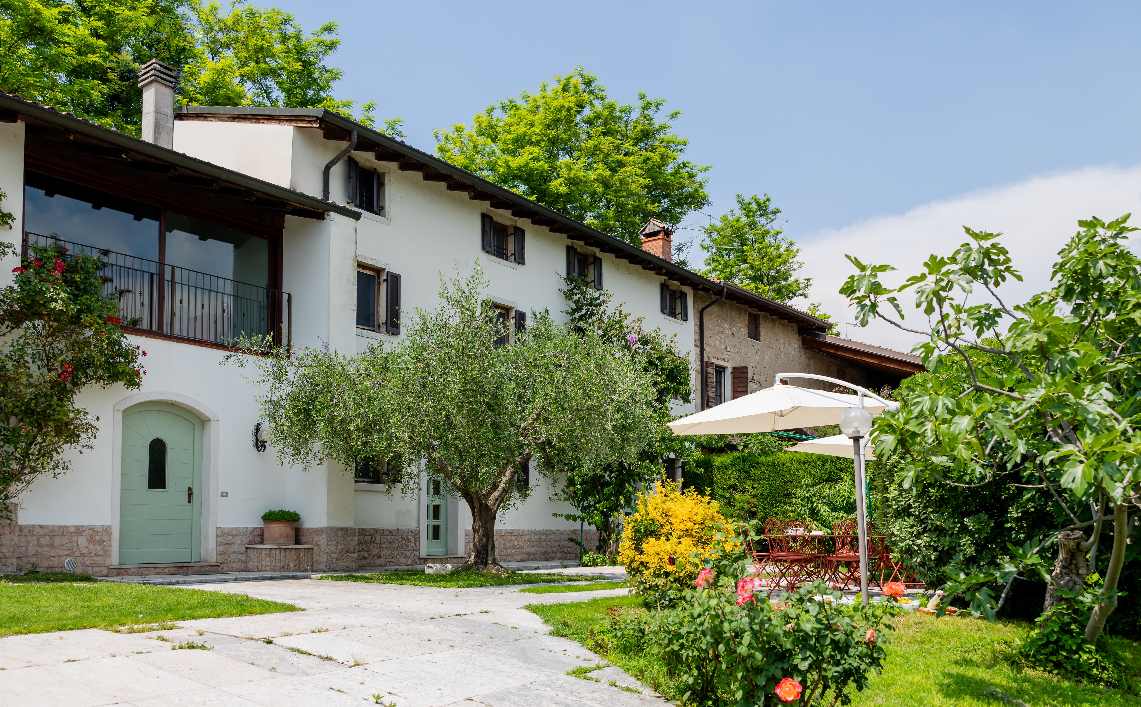 foto a colori di un b&b in collina