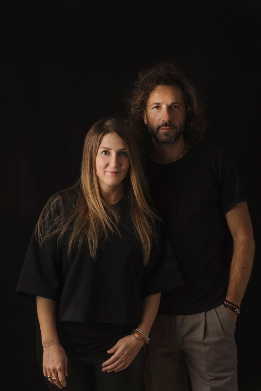 Due persone in posa per una foto