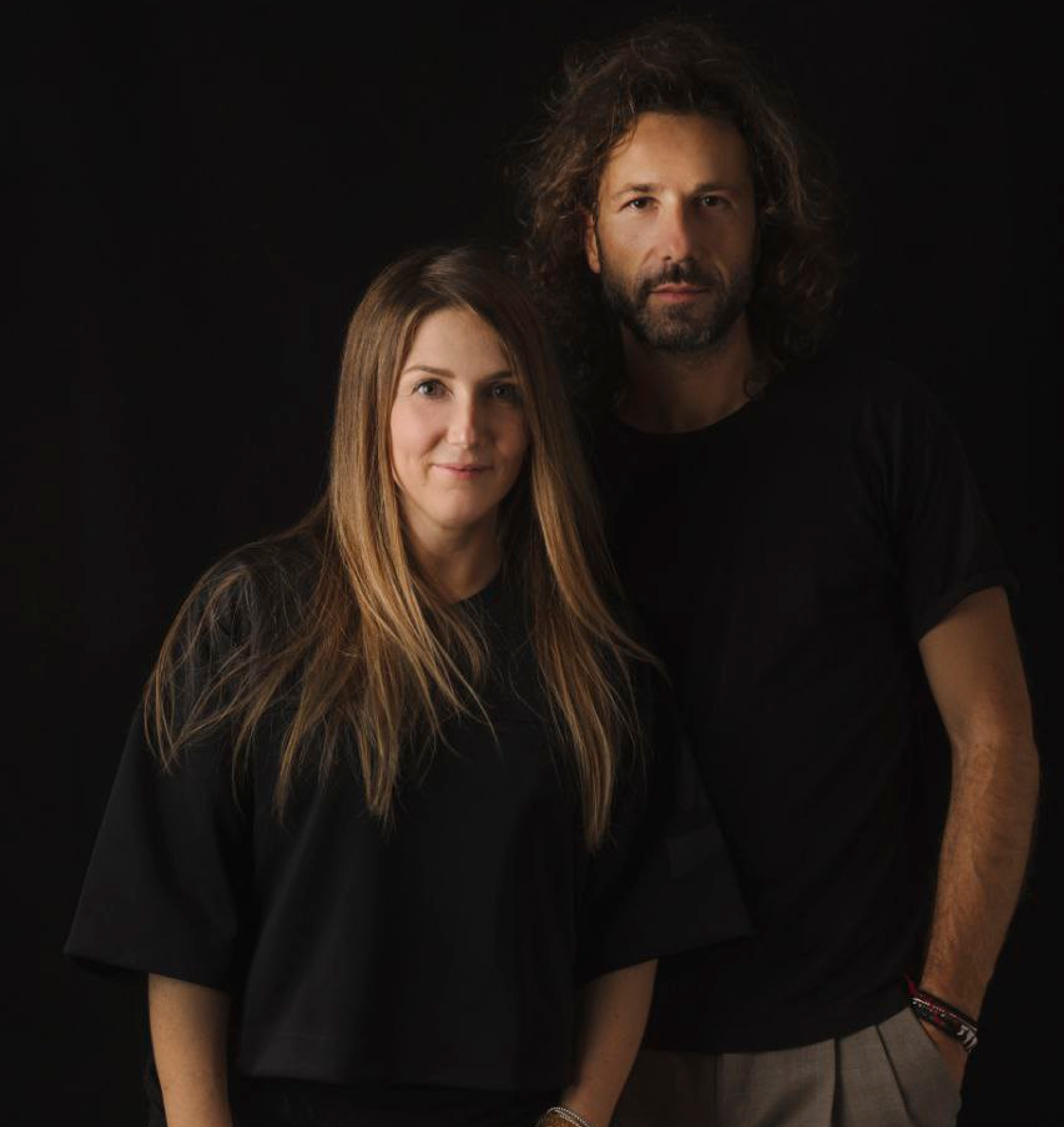 Due persone in posa per una foto