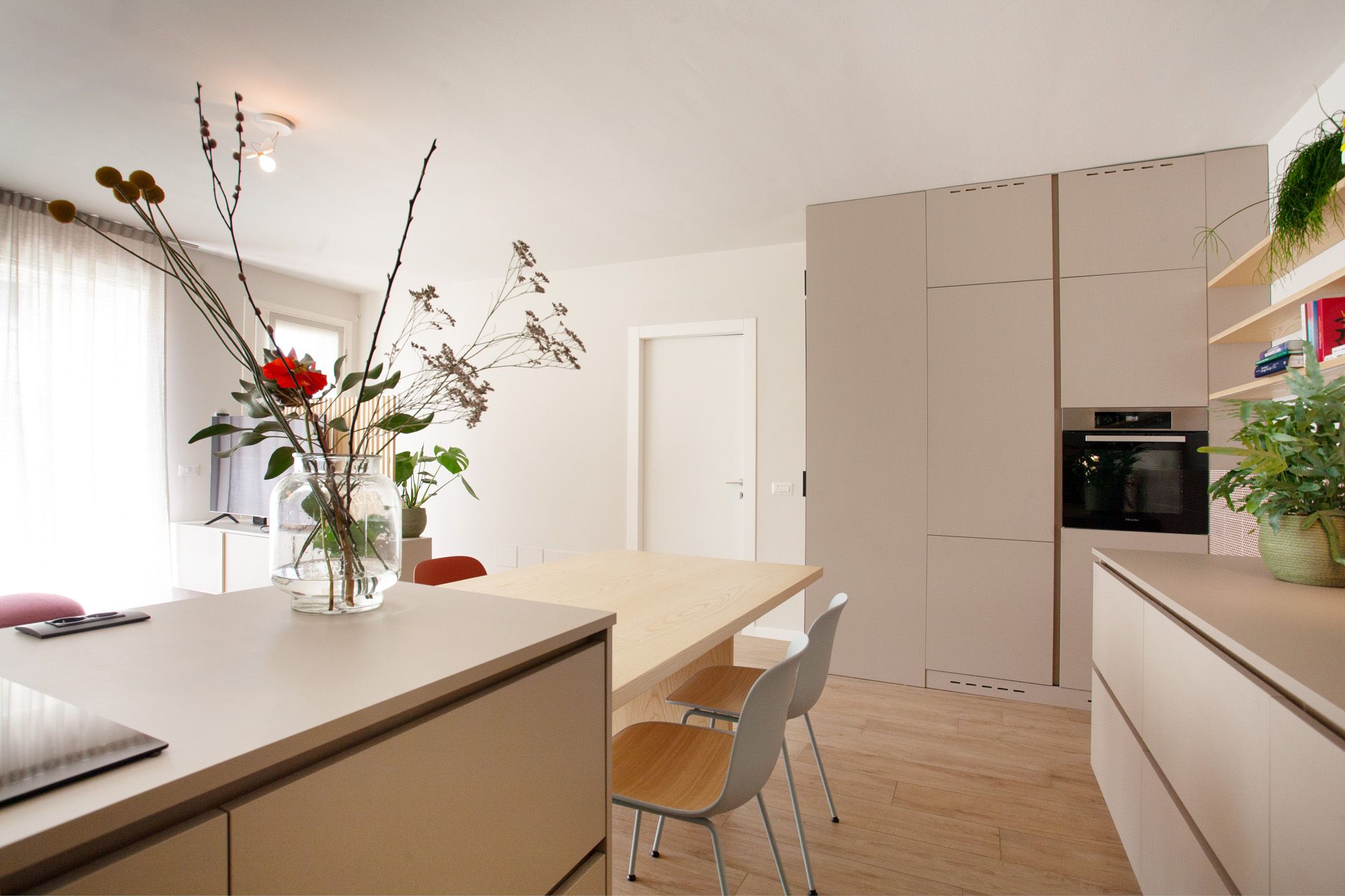 foto a colori con cucina luminosa