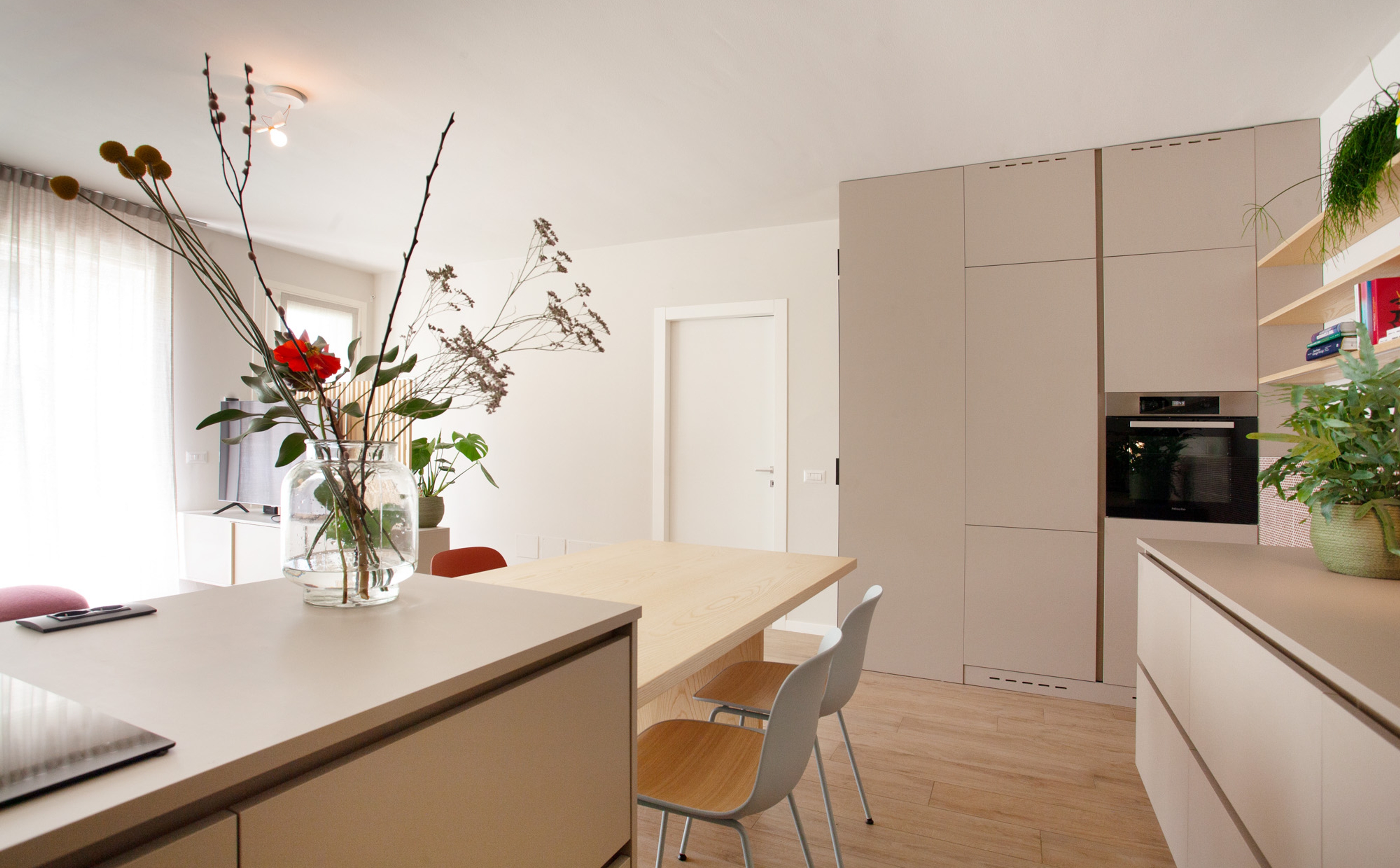 foto a colori con cucina luminosa