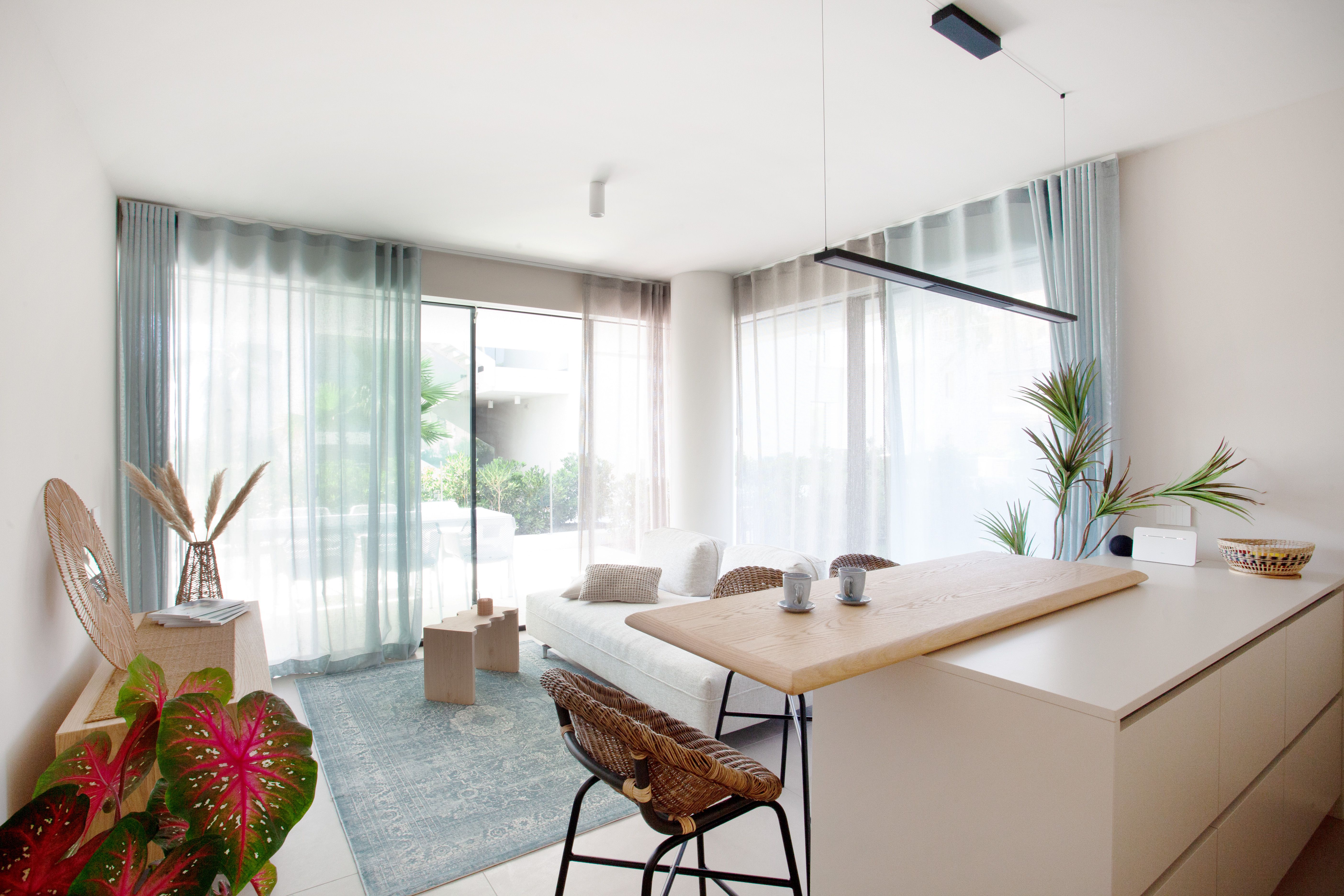 foto a colori di un living con ampie vetrate