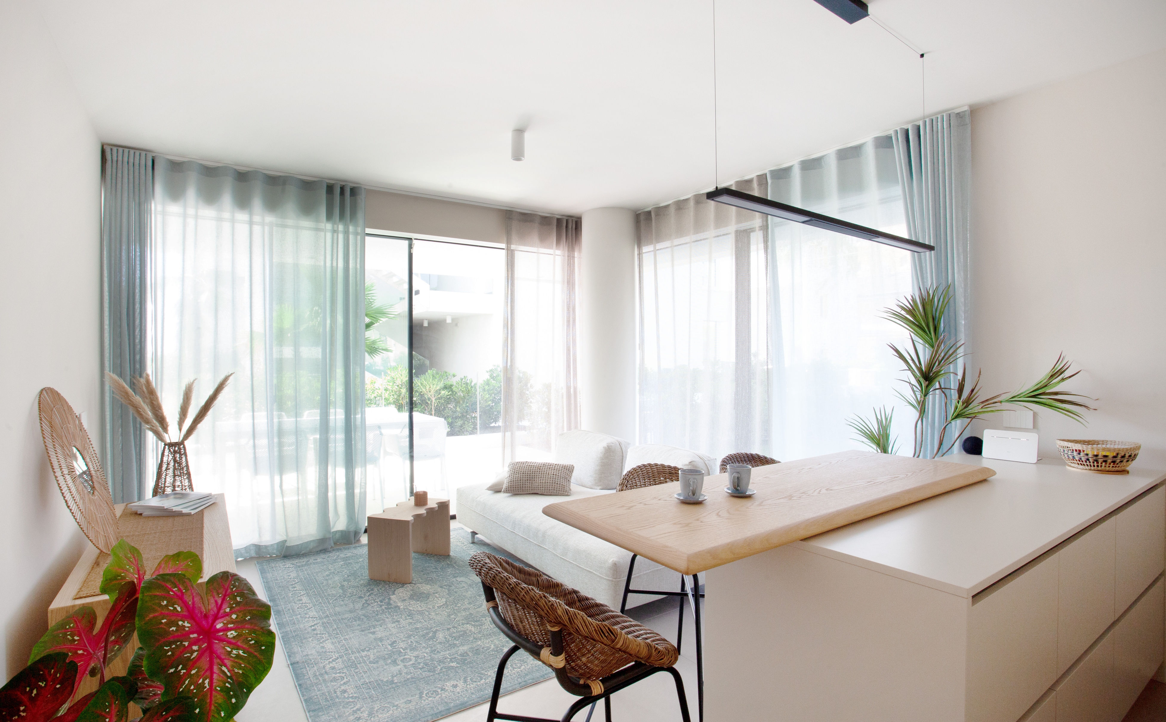 foto a colori di un living con ampie vetrate