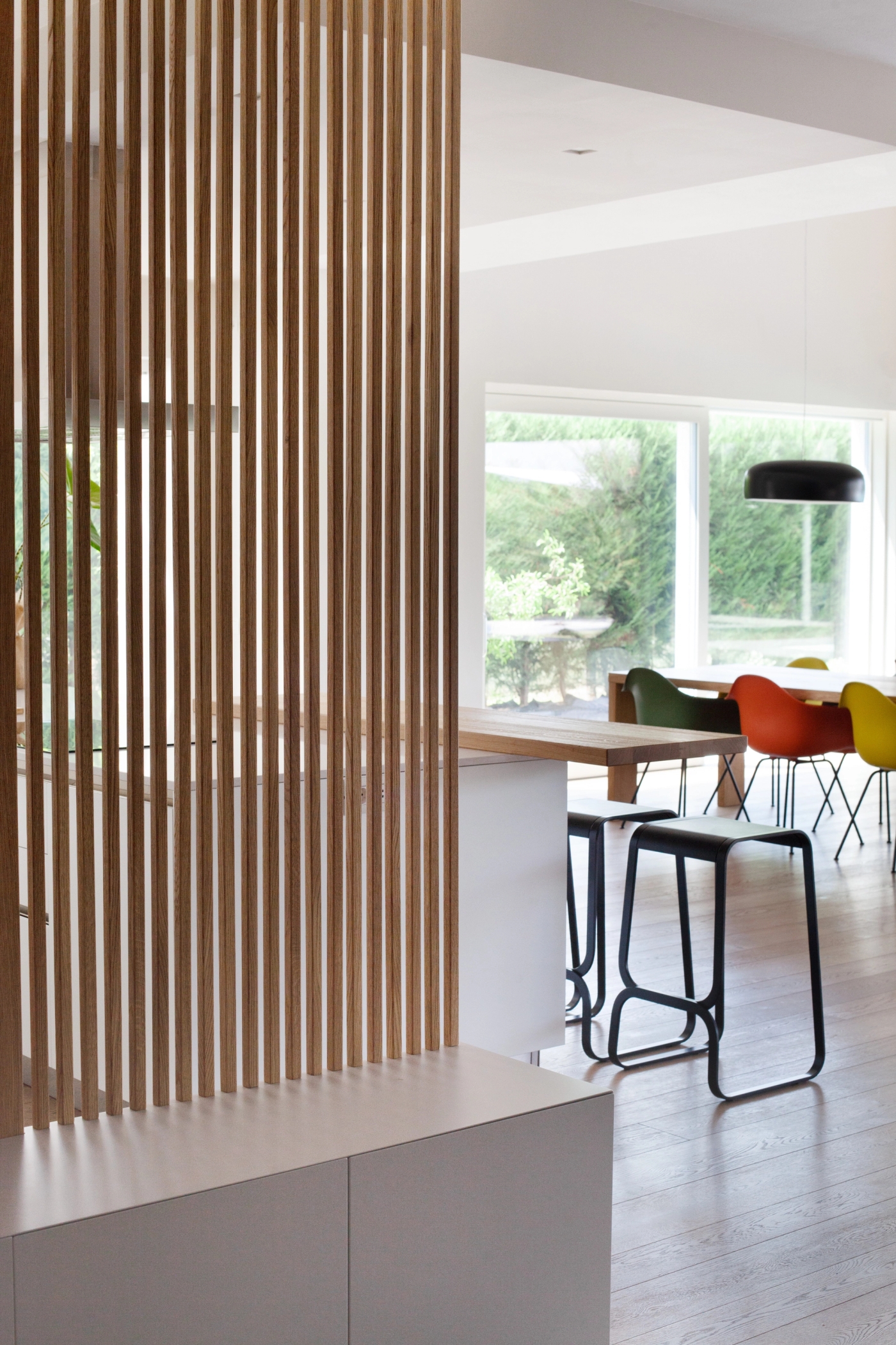 immagine a colori con una parete divisoria creata da dei listelli di legno