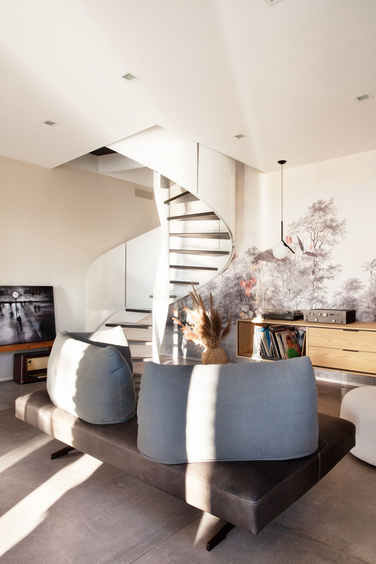 foto a colori di un living con divano