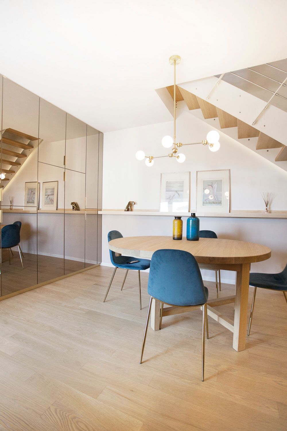 foto a colori di una zona giorno con parete specchiata