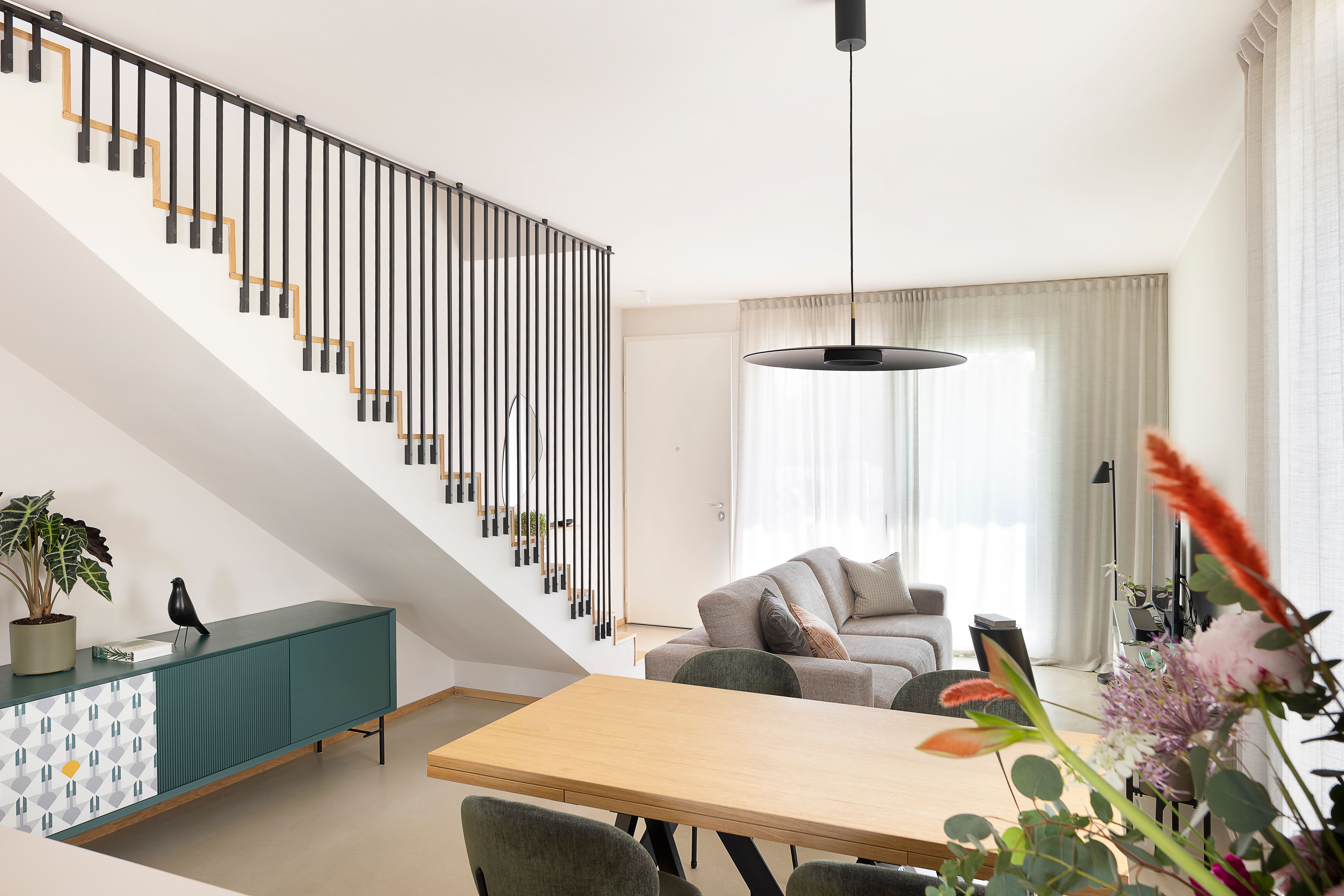 foto a colori di una sala con tavolo e divano