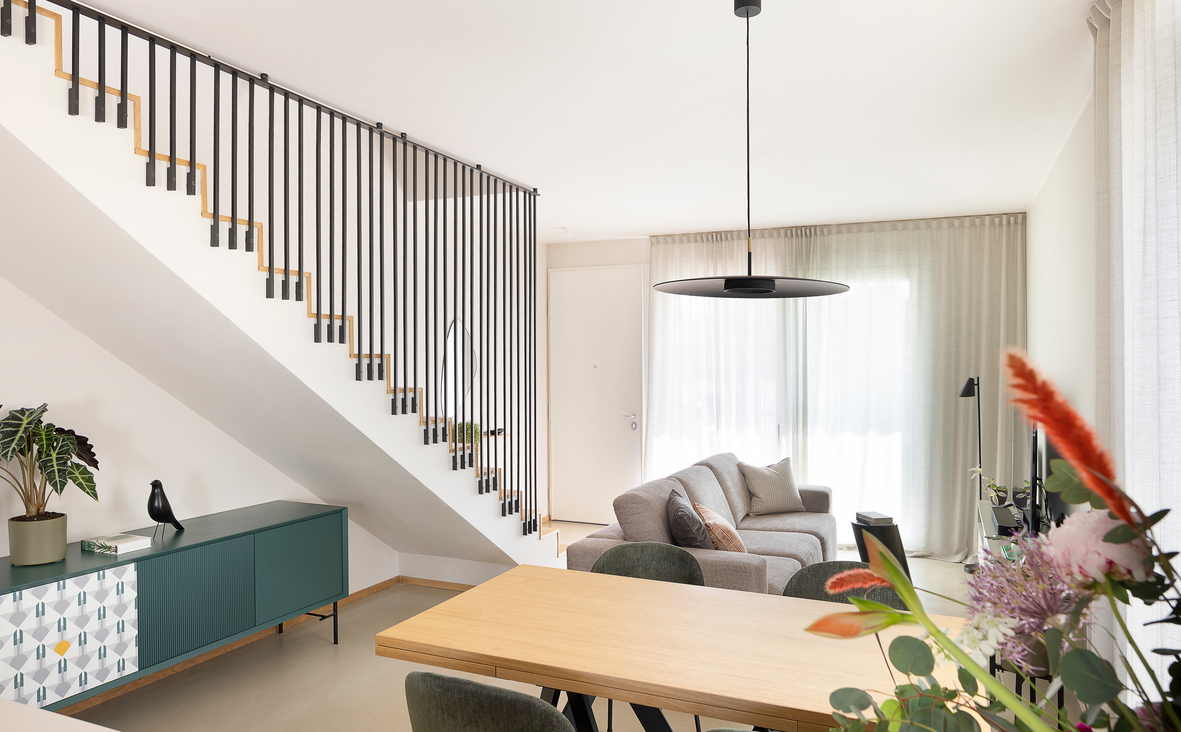 foto a colori di una sala con tavolo e divano