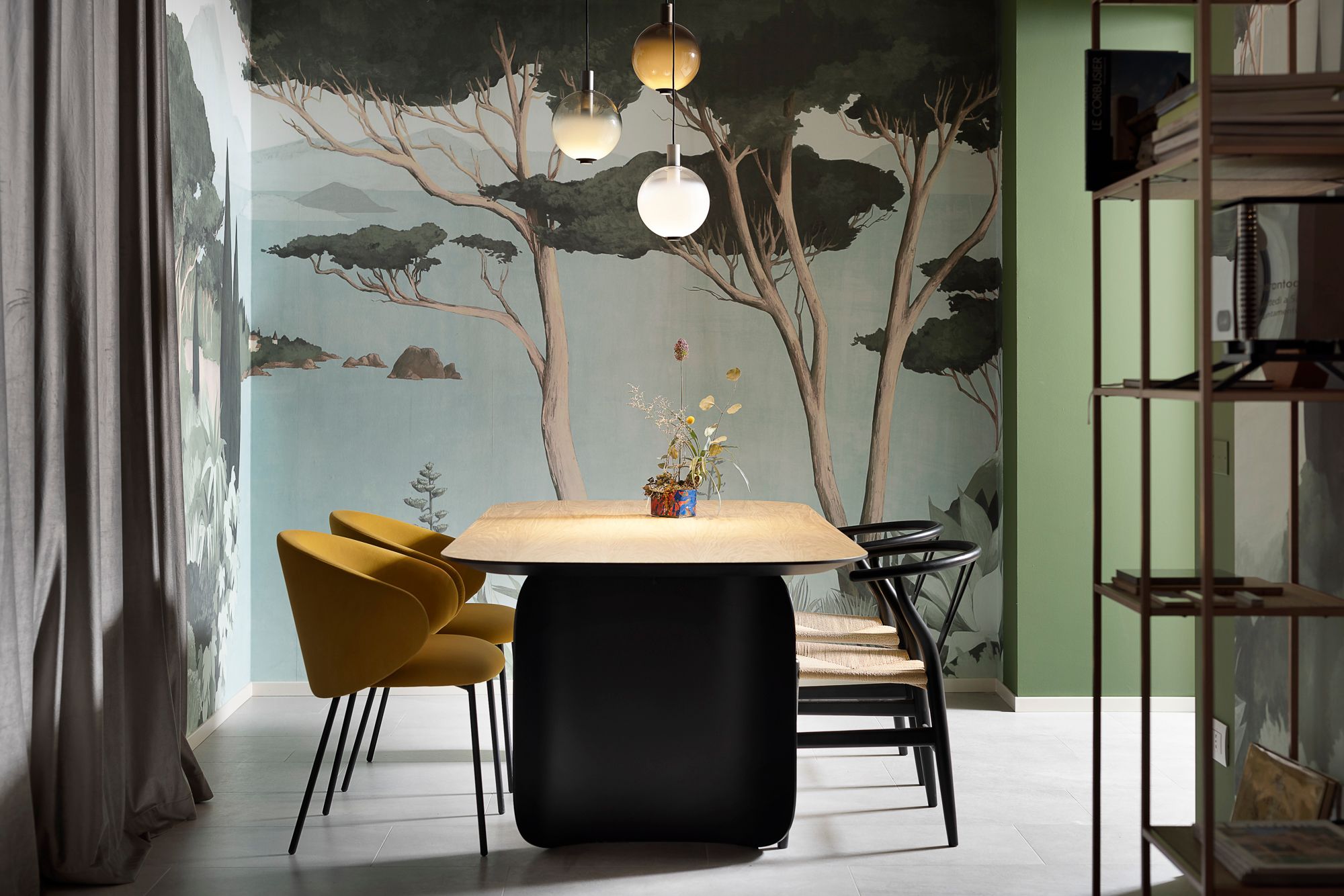 foto a colori con tavolo di design con 4 sedie e una carta da parati con degli alberi