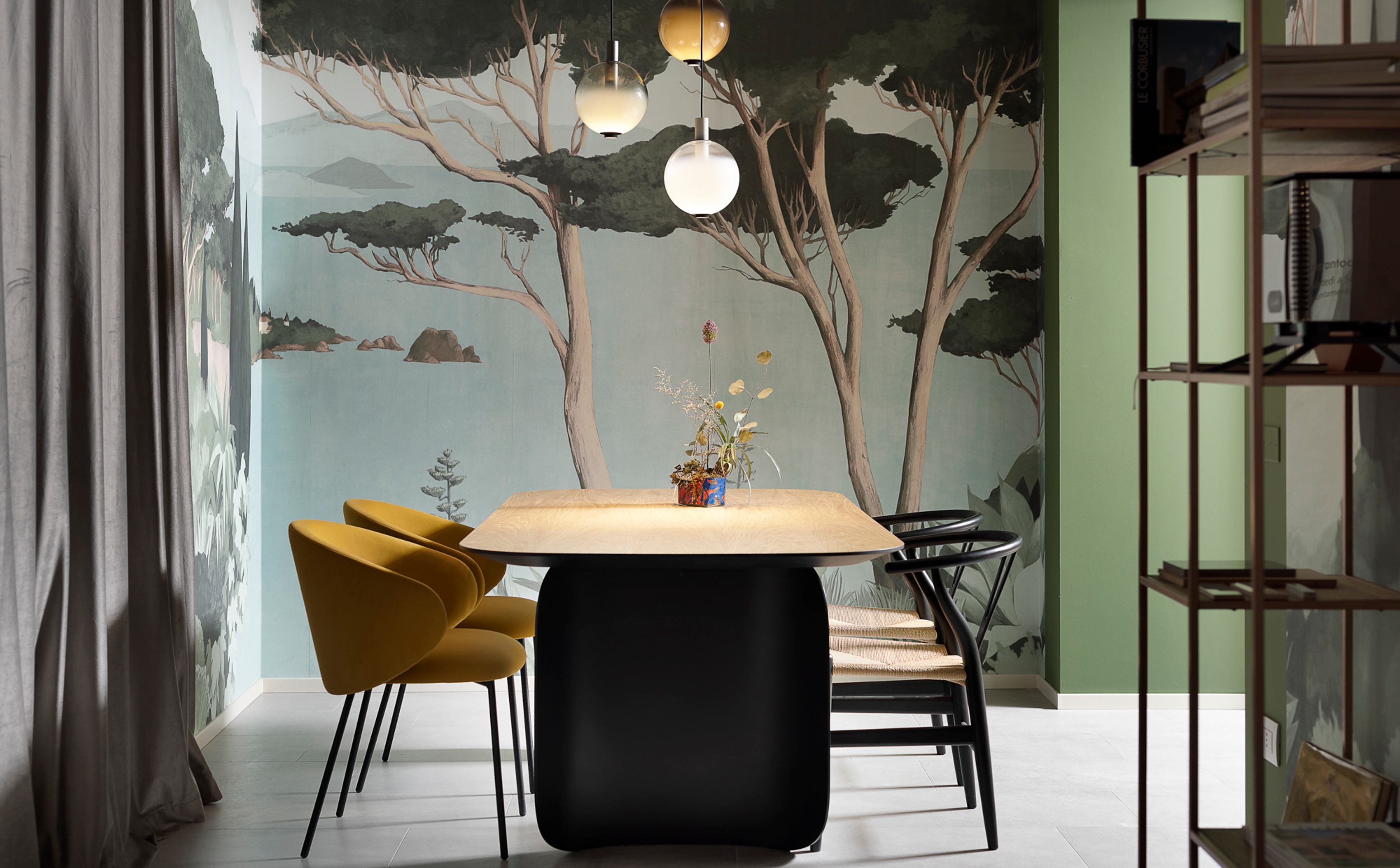foto a colori con tavolo di design con 4 sedie e una carta da parati con degli alberi
