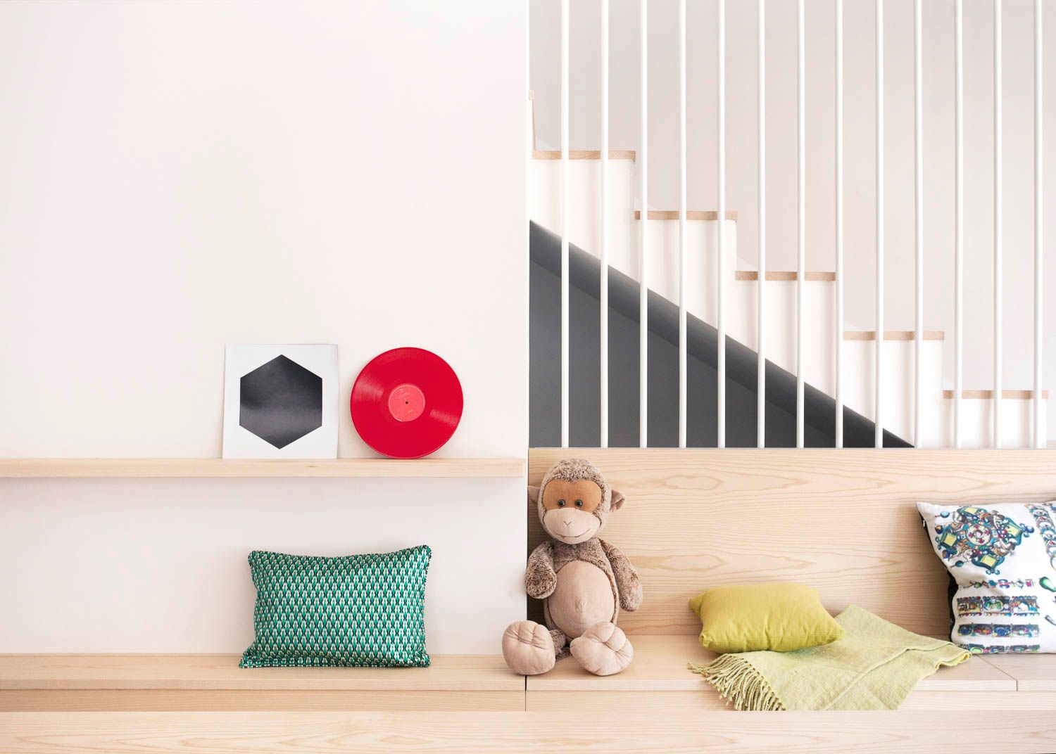 Foto colori interno casa con dettagli scala