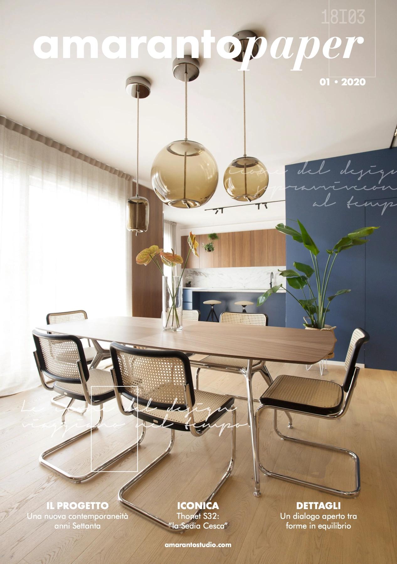 un tavolo in legno con alcune sedie intorno