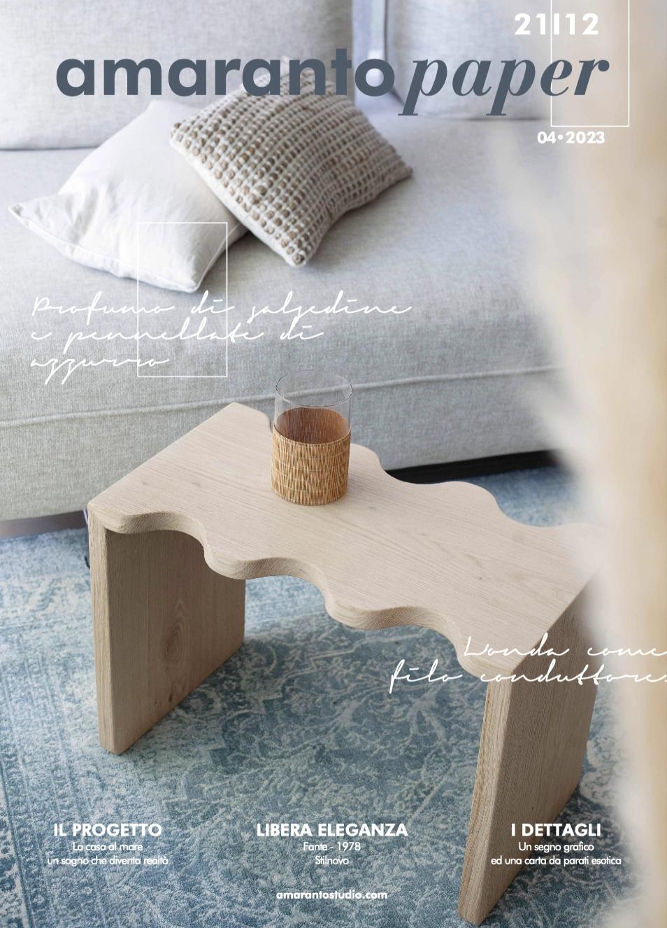 un divano con alcuni cuscini sopra e un tavolino in legno