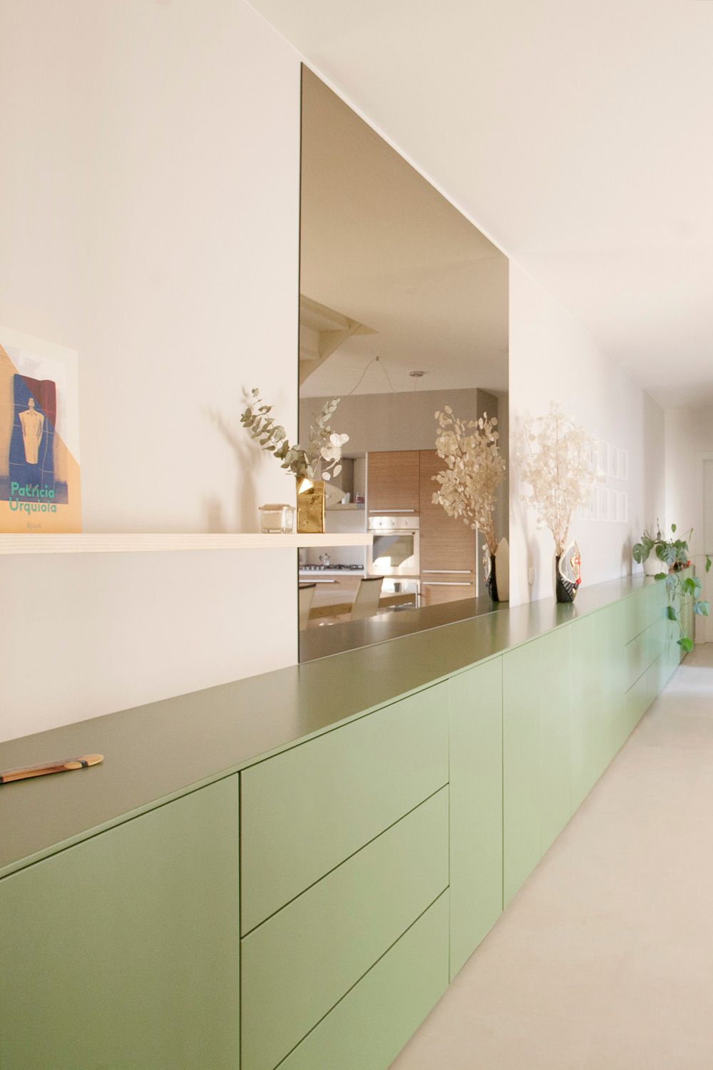 foto a colori dettagli parete con madia lunga verde 