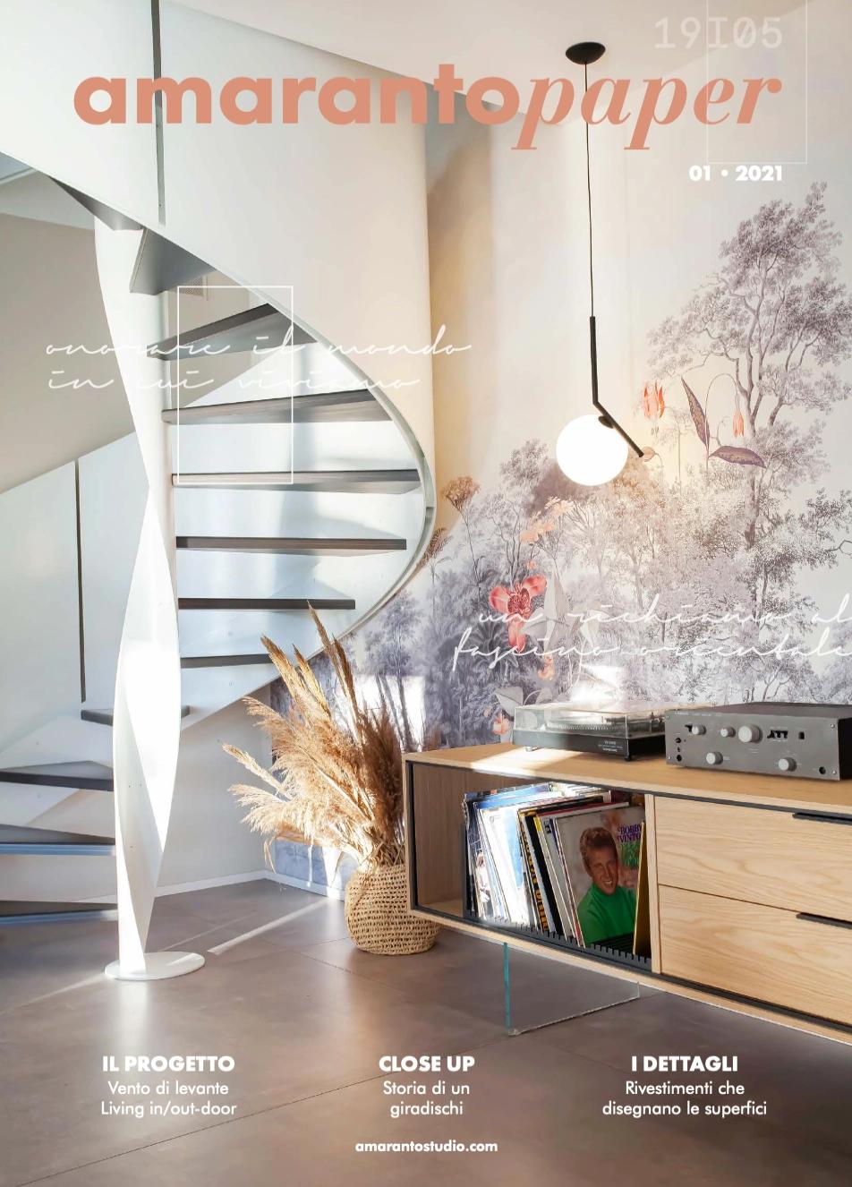 una scala a spirale bianca e un mobile in legno