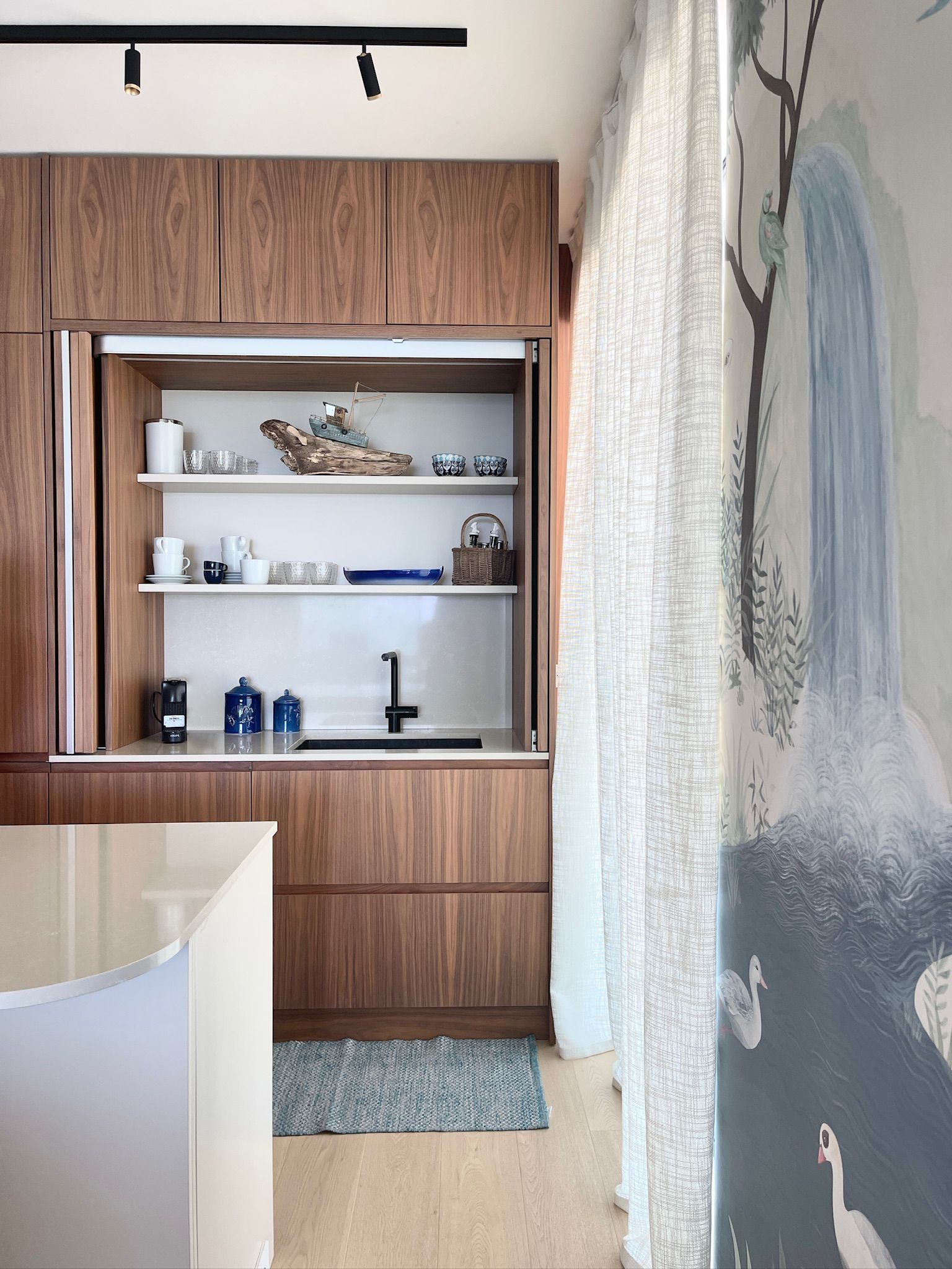 foto a colori di un dettaglio di una cucina a scomparsa in una casa al mare 