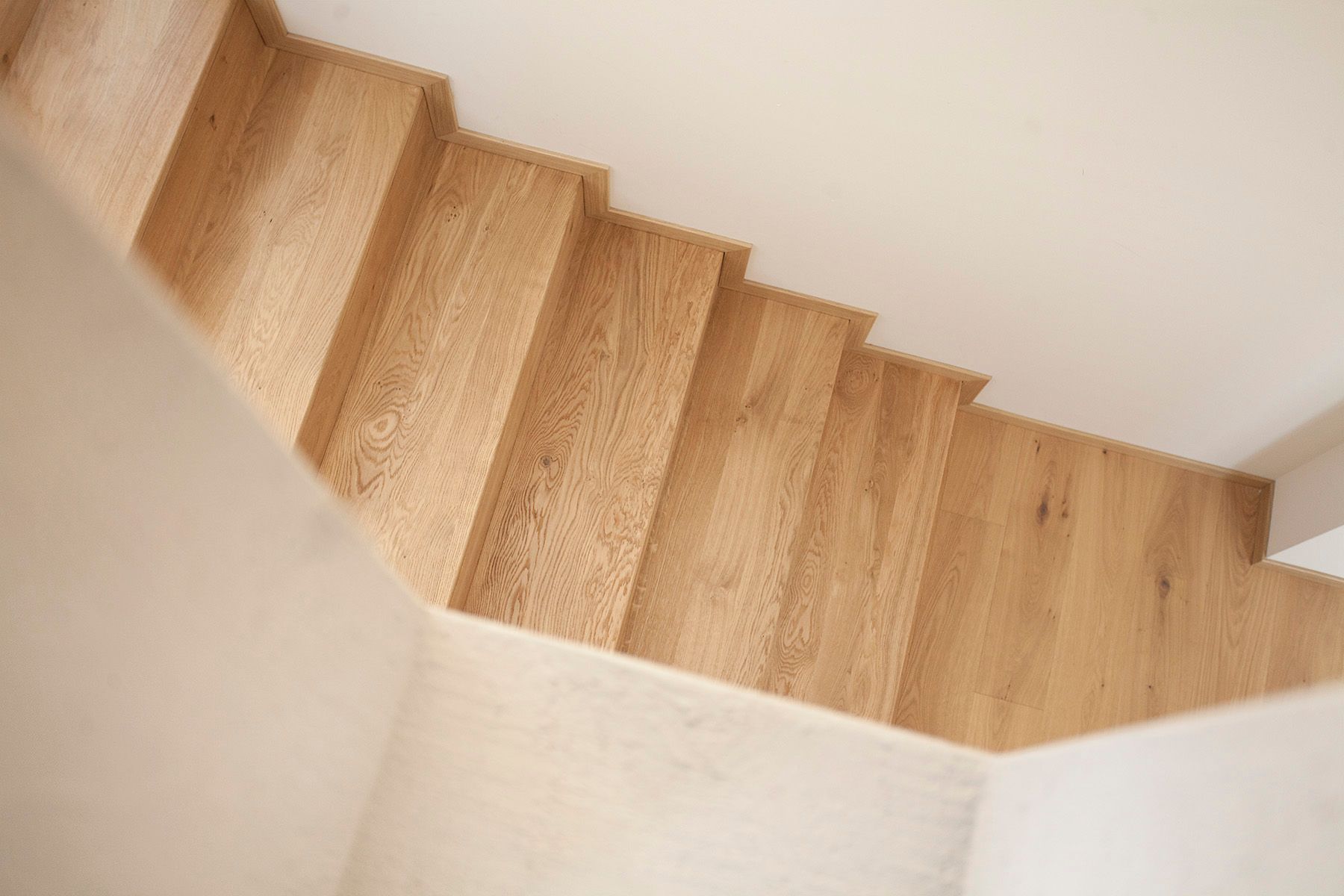 foto a colori di una scala in rovere