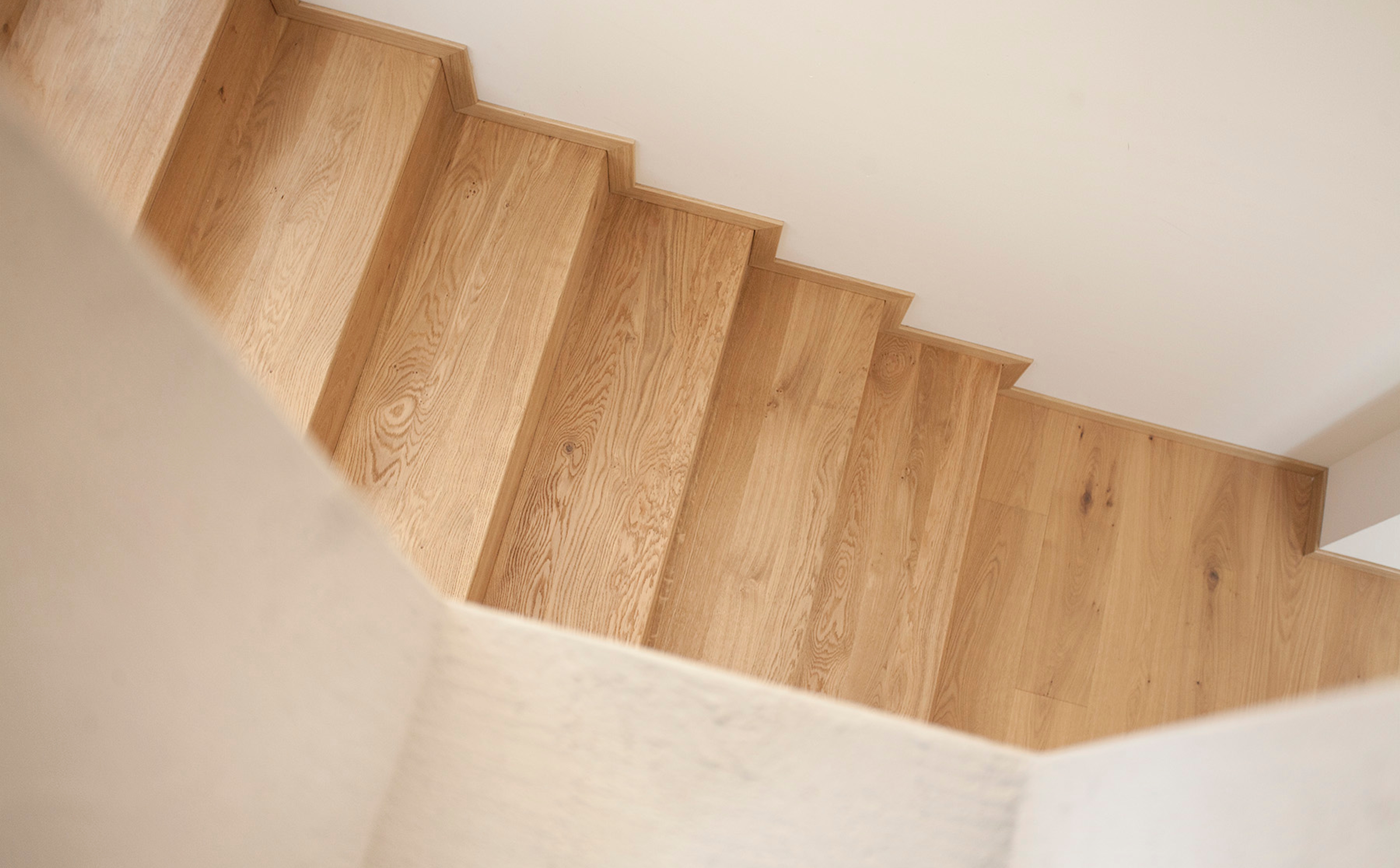 foto a colori di una scala in rovere