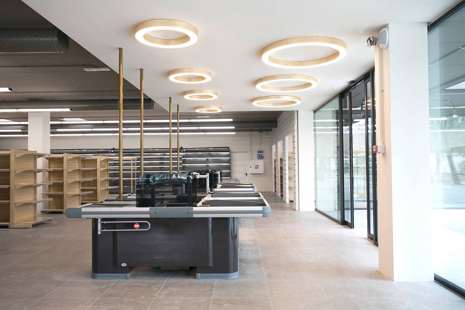 foto a colori con interni di un market