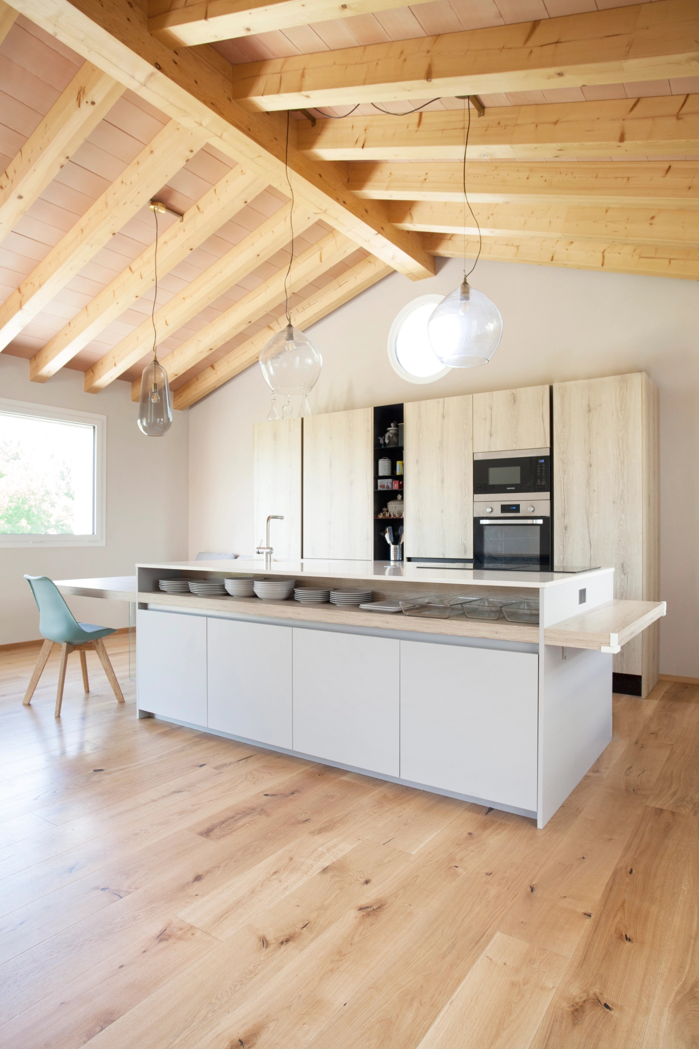 foto a colori di una cucina con soffitto travato