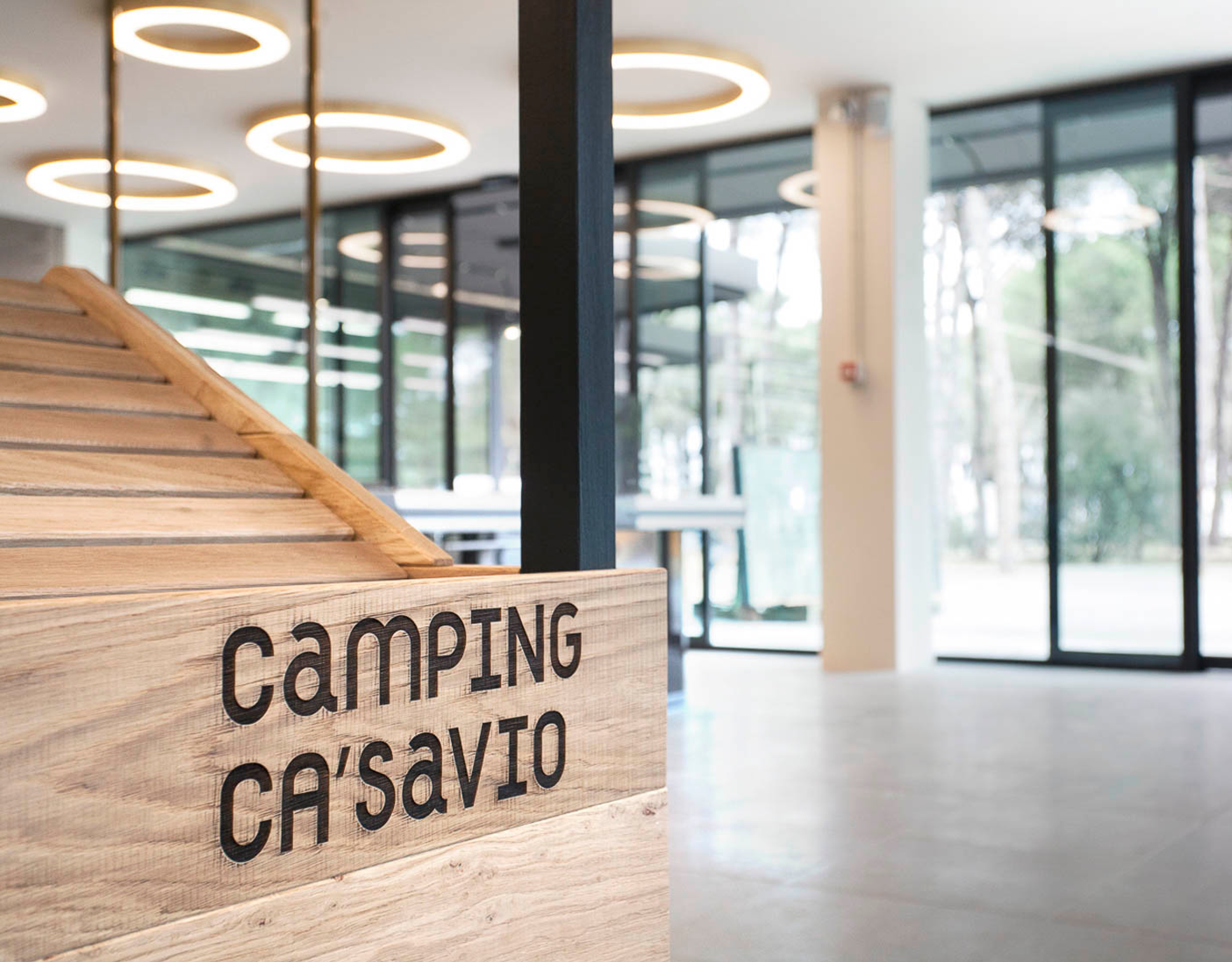 foto a colori con dettaglio insegna market