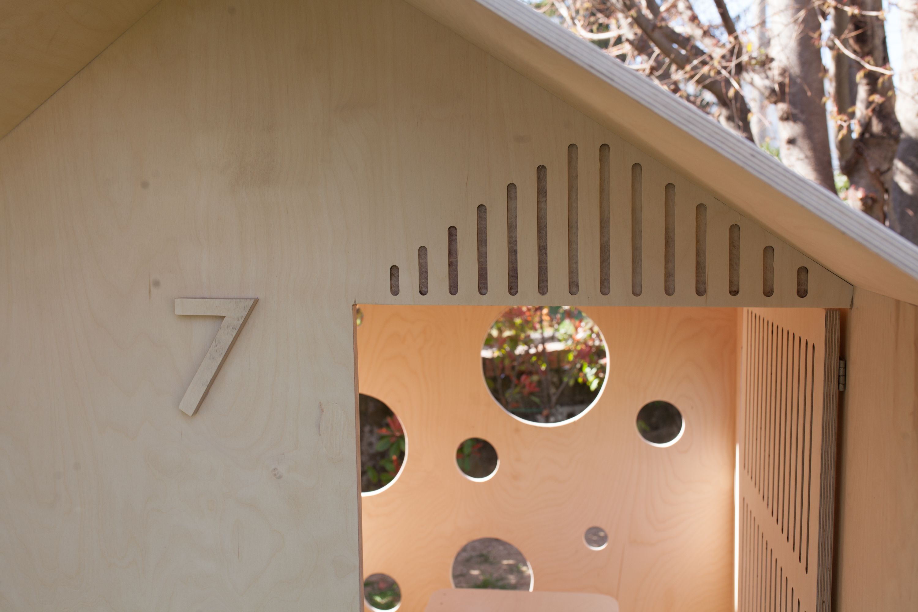 casetta di legno per bambini, immersa nel verde, microarchitettura, sostenibile