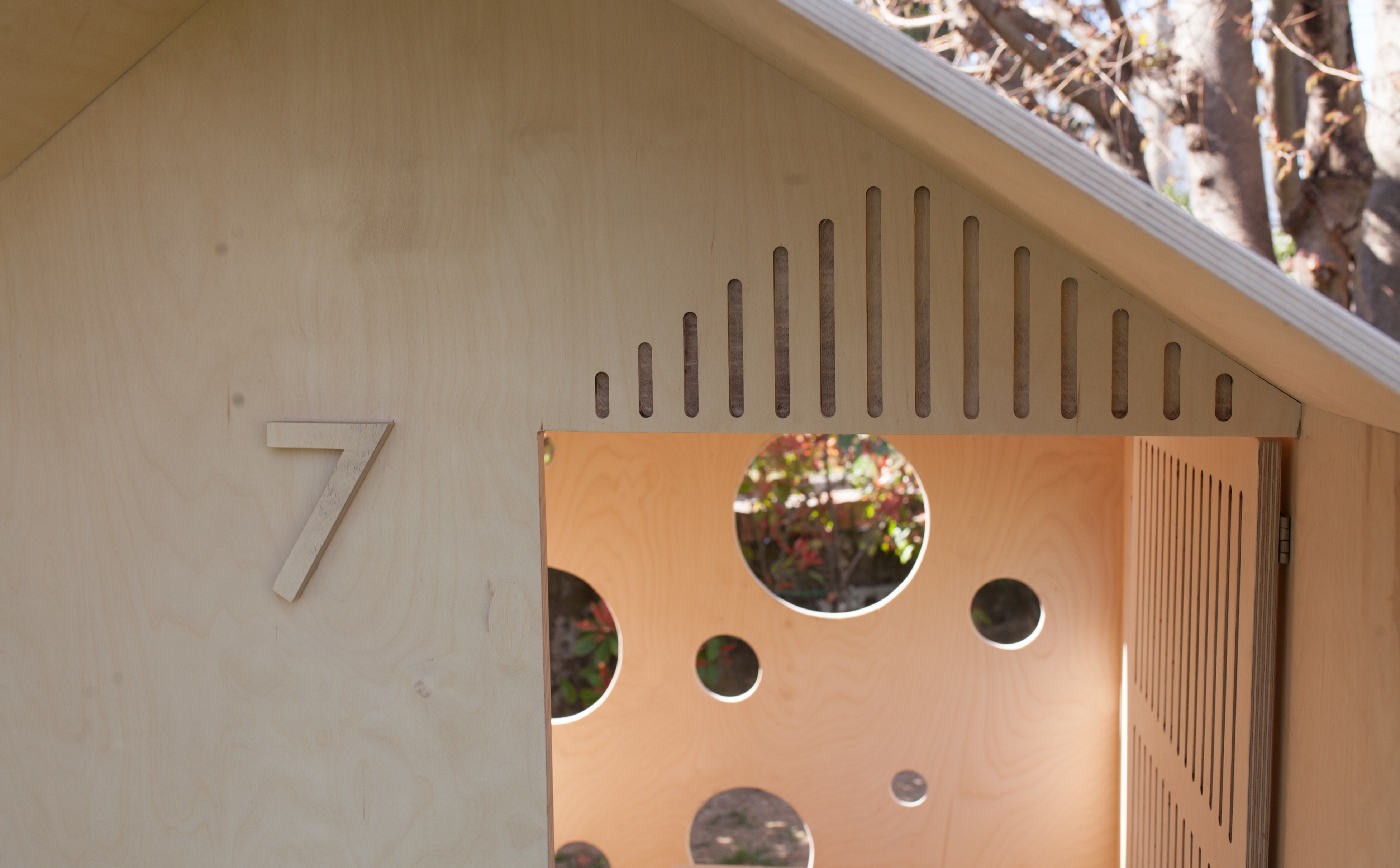 casetta di legno per bambini, immersa nel verde, microarchitettura, sostenibile