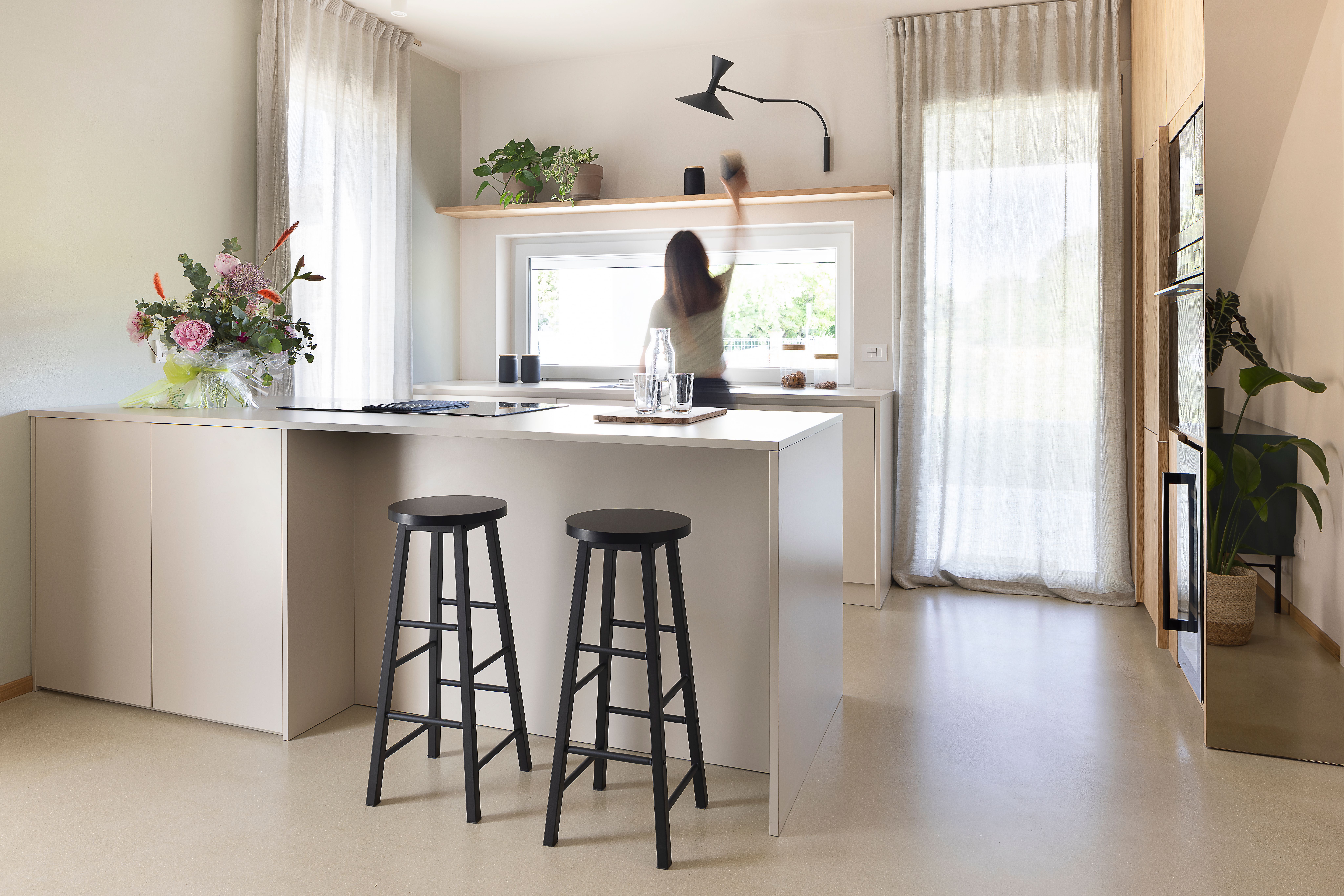 una ragazza in cucina che riordina