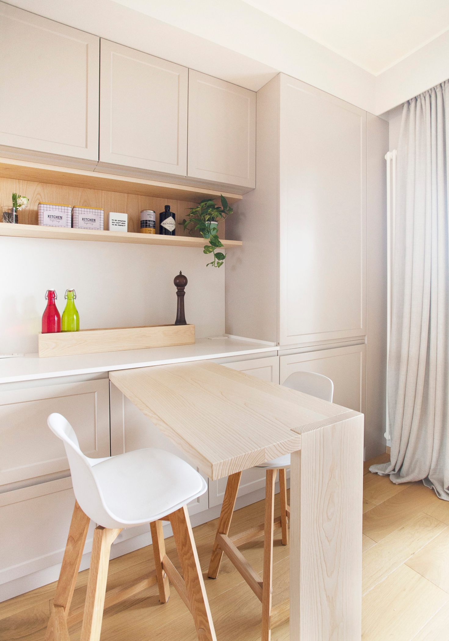 foto a colori cucina bianca e luminosa con zona break con sgabelli