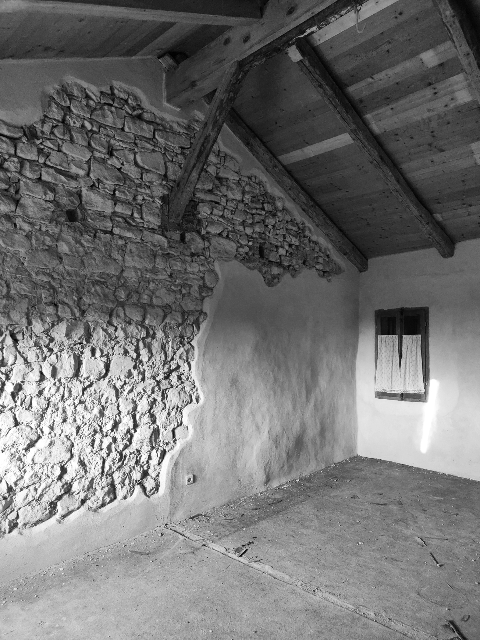 foto in bianco e nero interno vecchio edificio