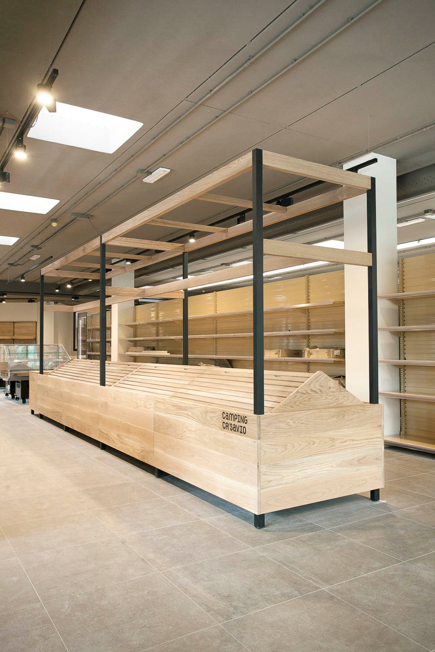 foto a colori con espositore market in legno