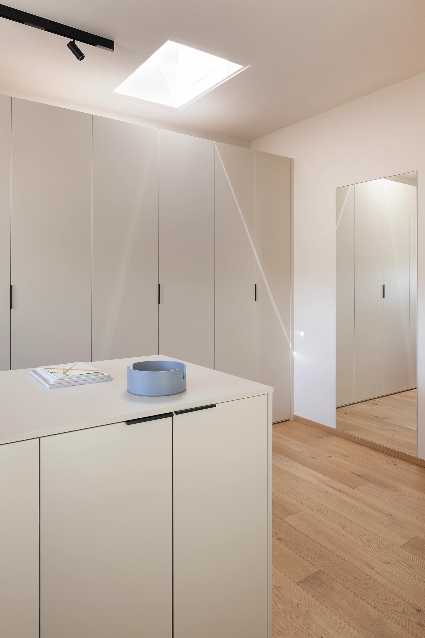 foto a colori di una cabina armadio/stanza armadi