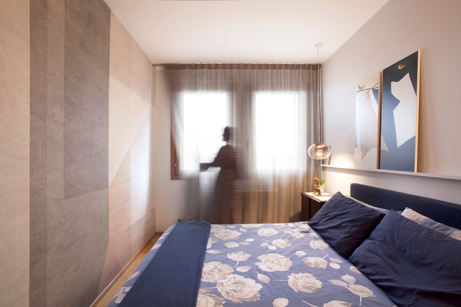 foto a colori con camera da letto con carta da parati 