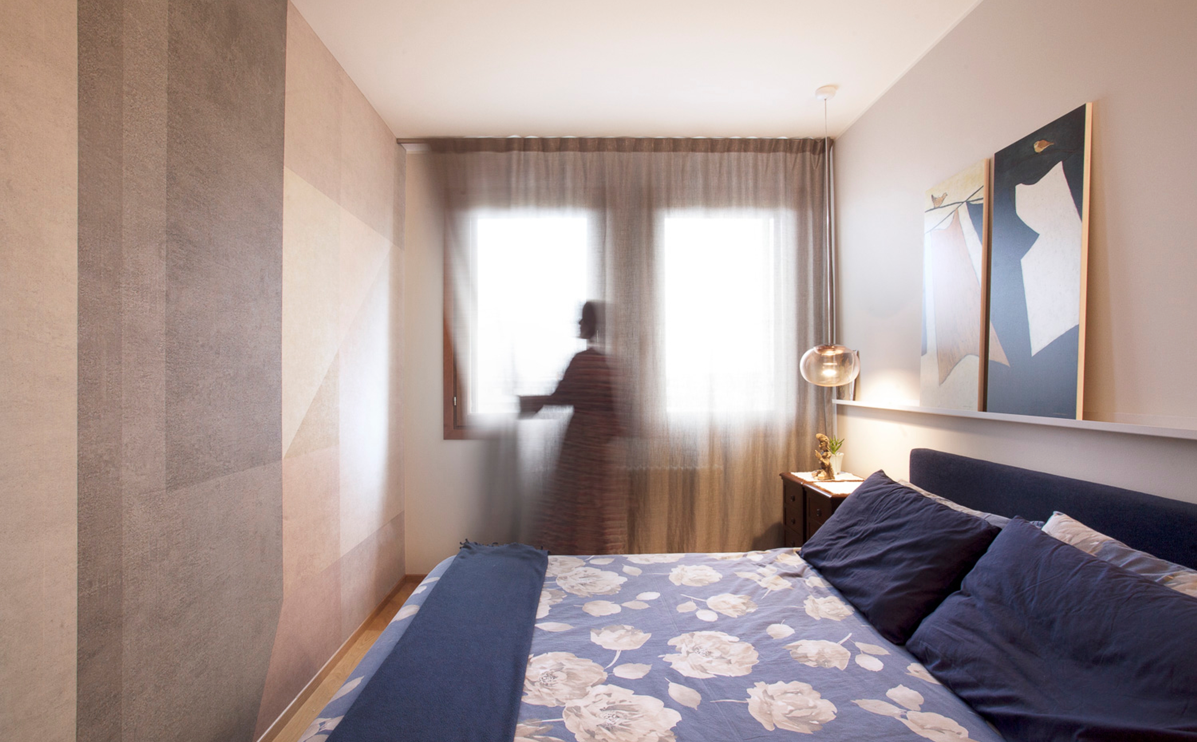 foto a colori con camera da letto con carta da parati