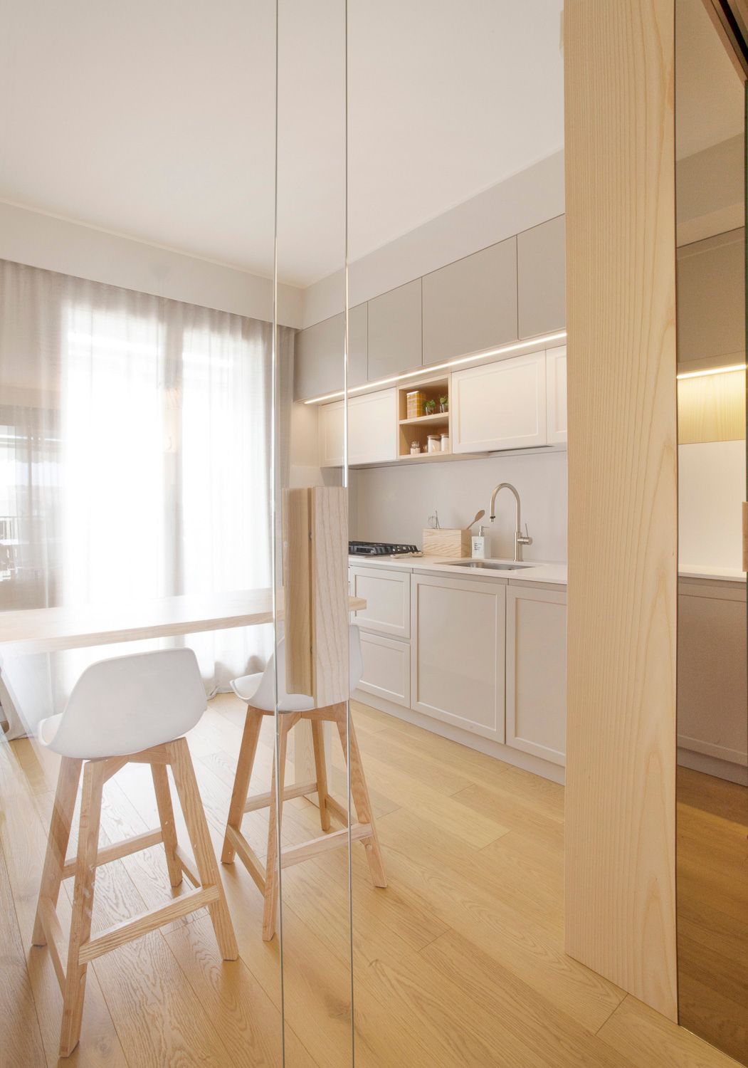 foto a colori con dettaglio cucina con parete specchiata