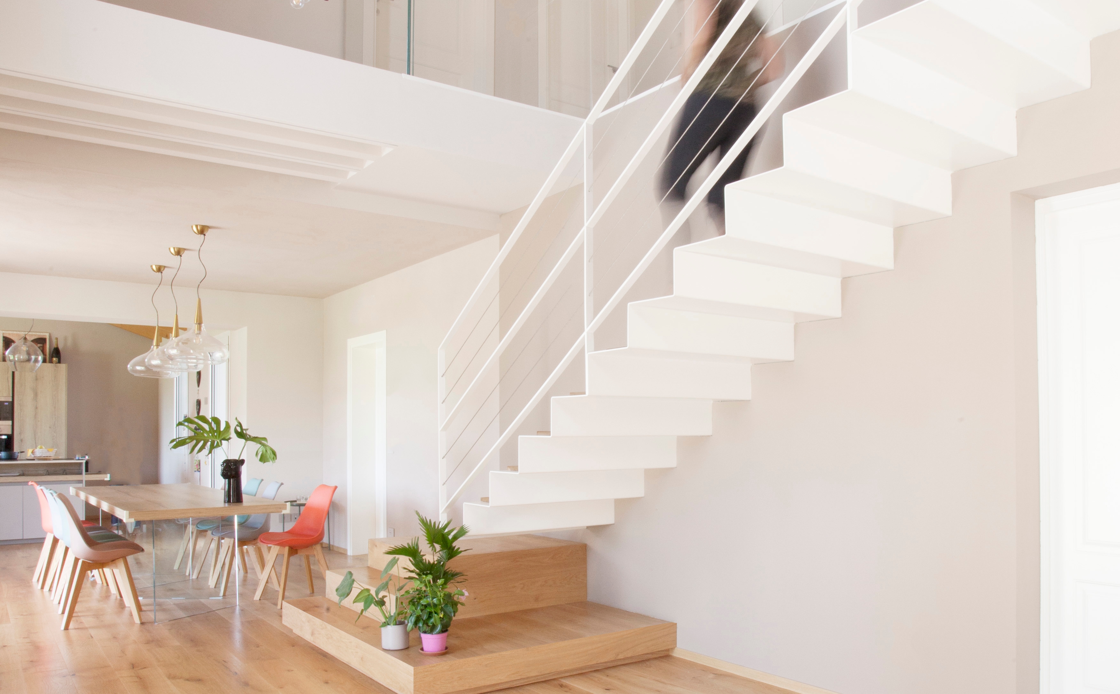 foto a colori di una scala bianca