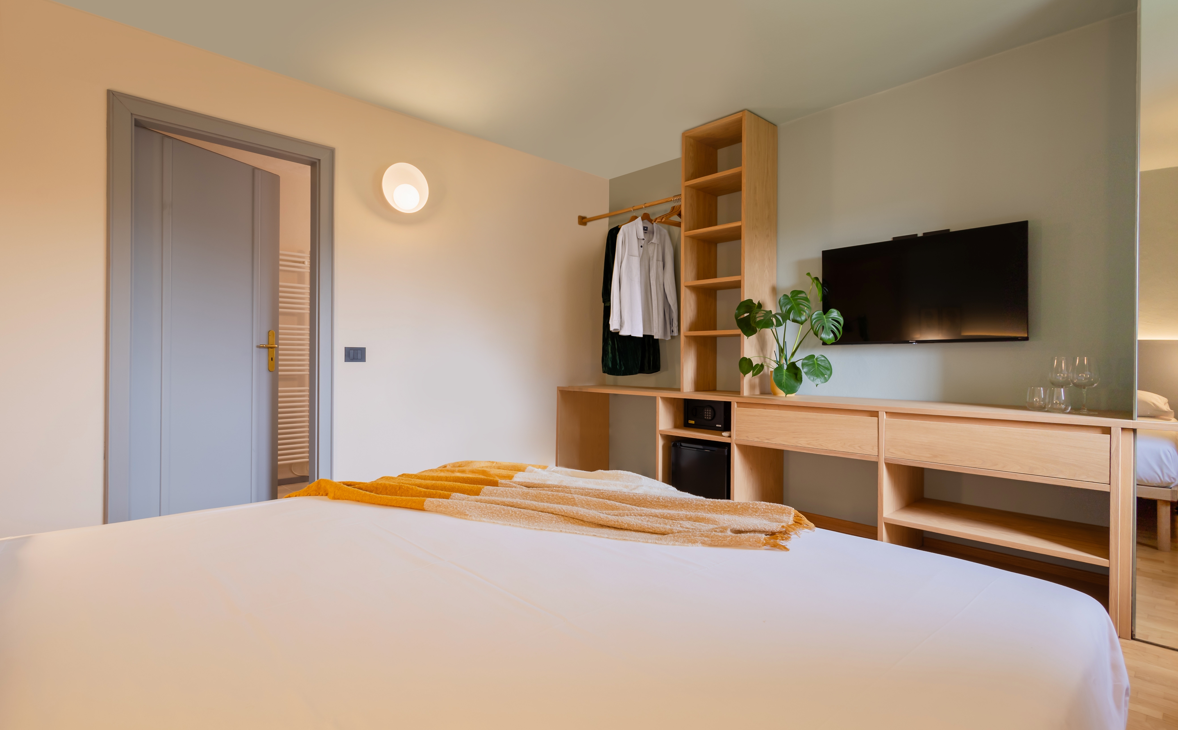 foto a colori di un b&b in collina