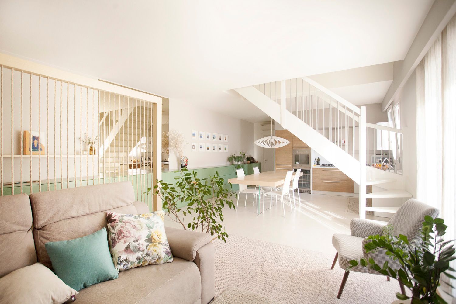 foto a colori con madia lunga verde e specchio sopra