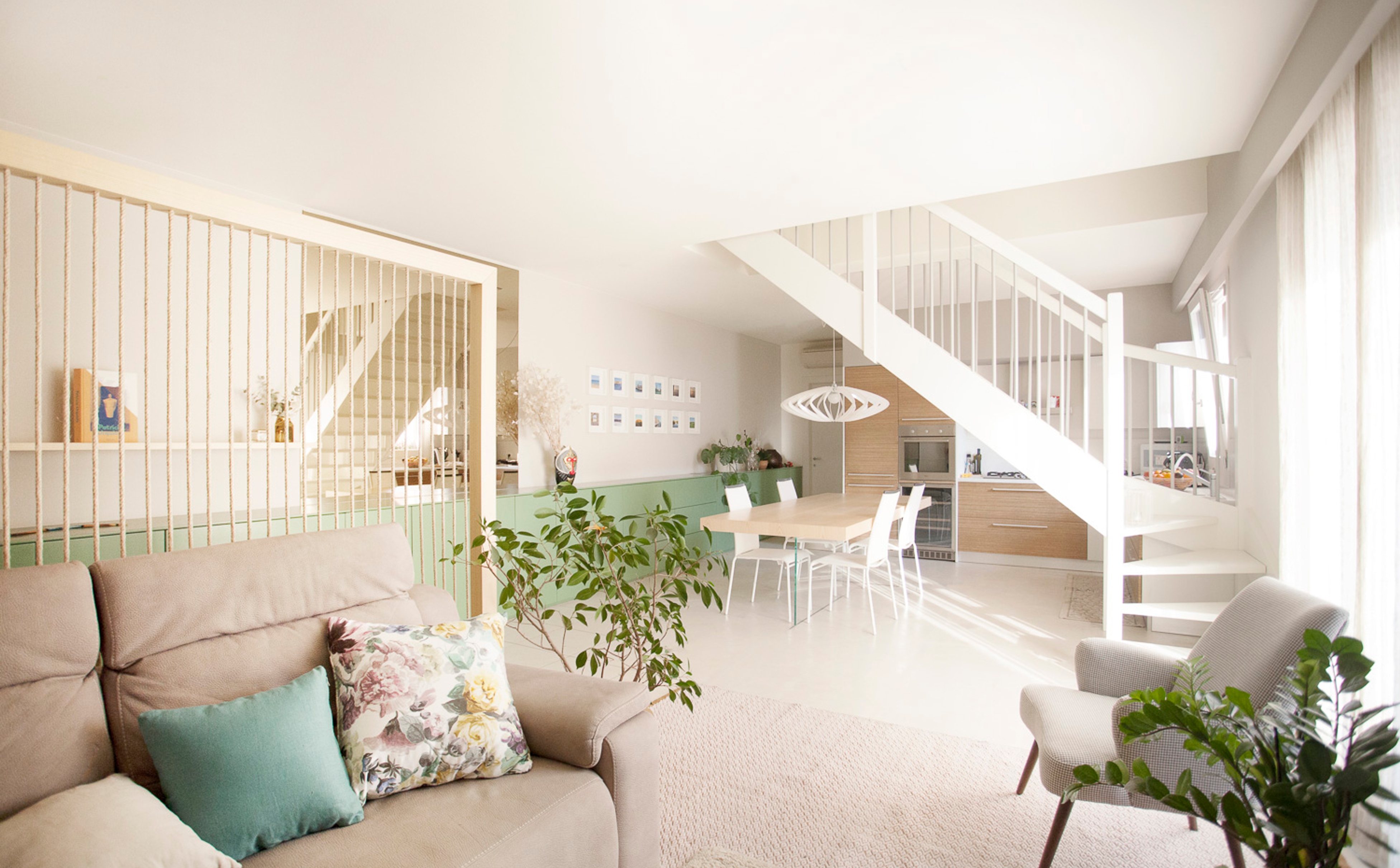 foto a colori con madia lunga verde e specchio sopra