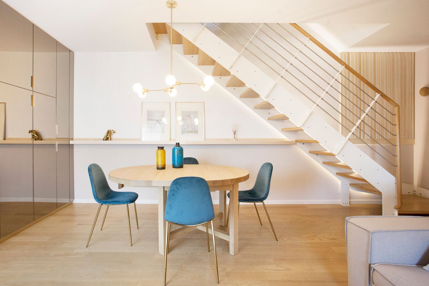 foto a colori di una zona giorno con parete specchiata