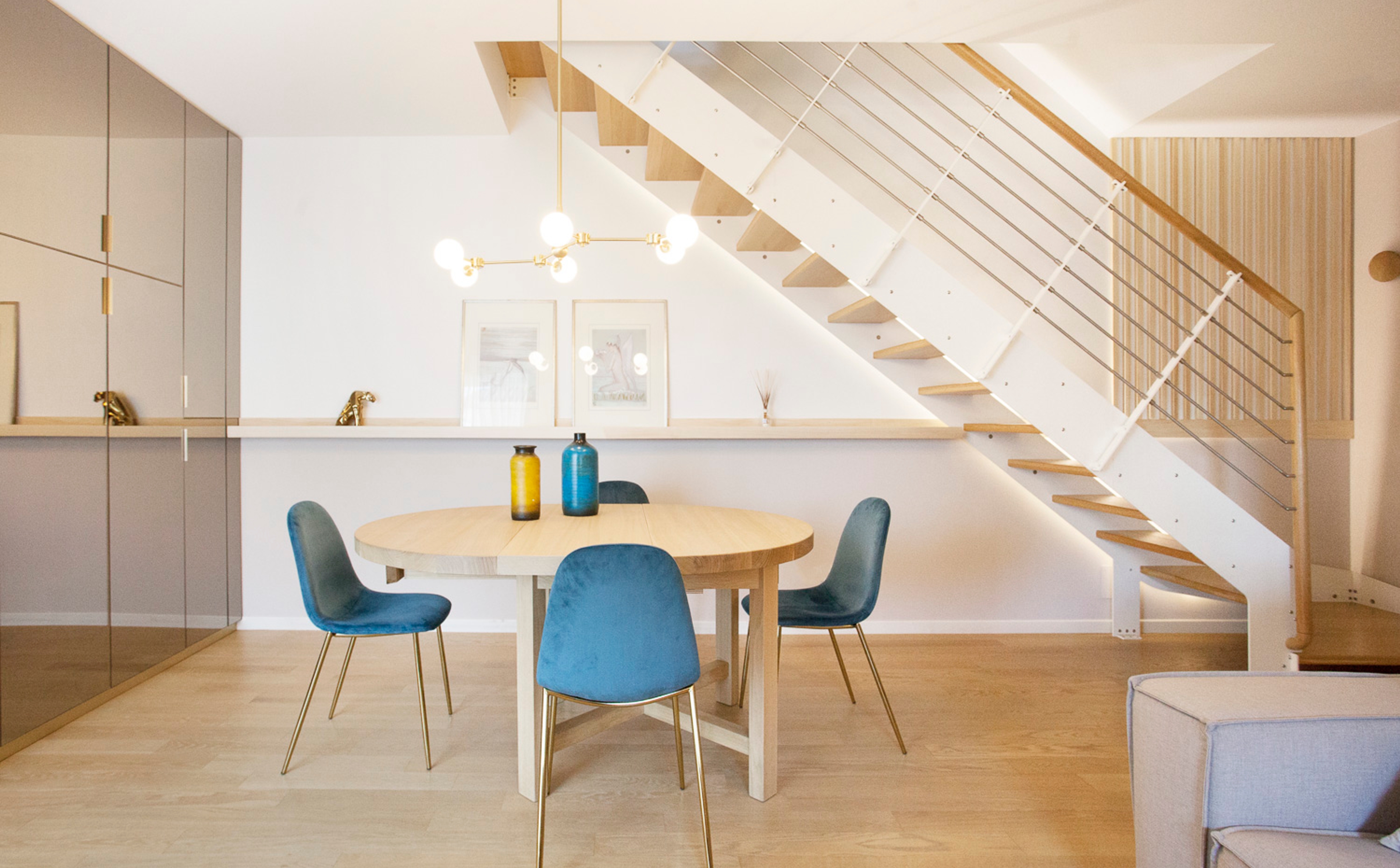 foto a colori di una zona giorno con parete specchiata