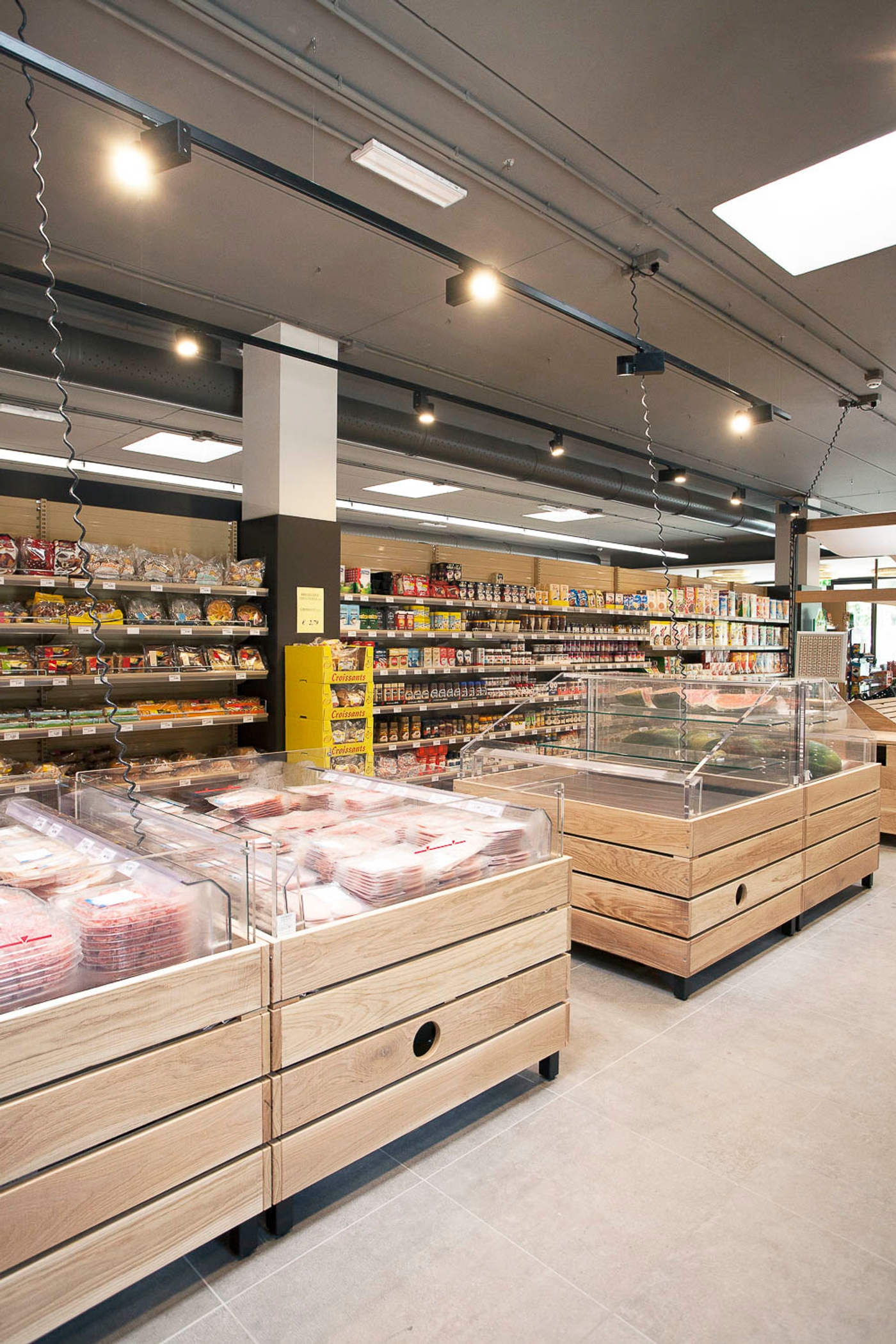 foto a colori con espositore market in legno