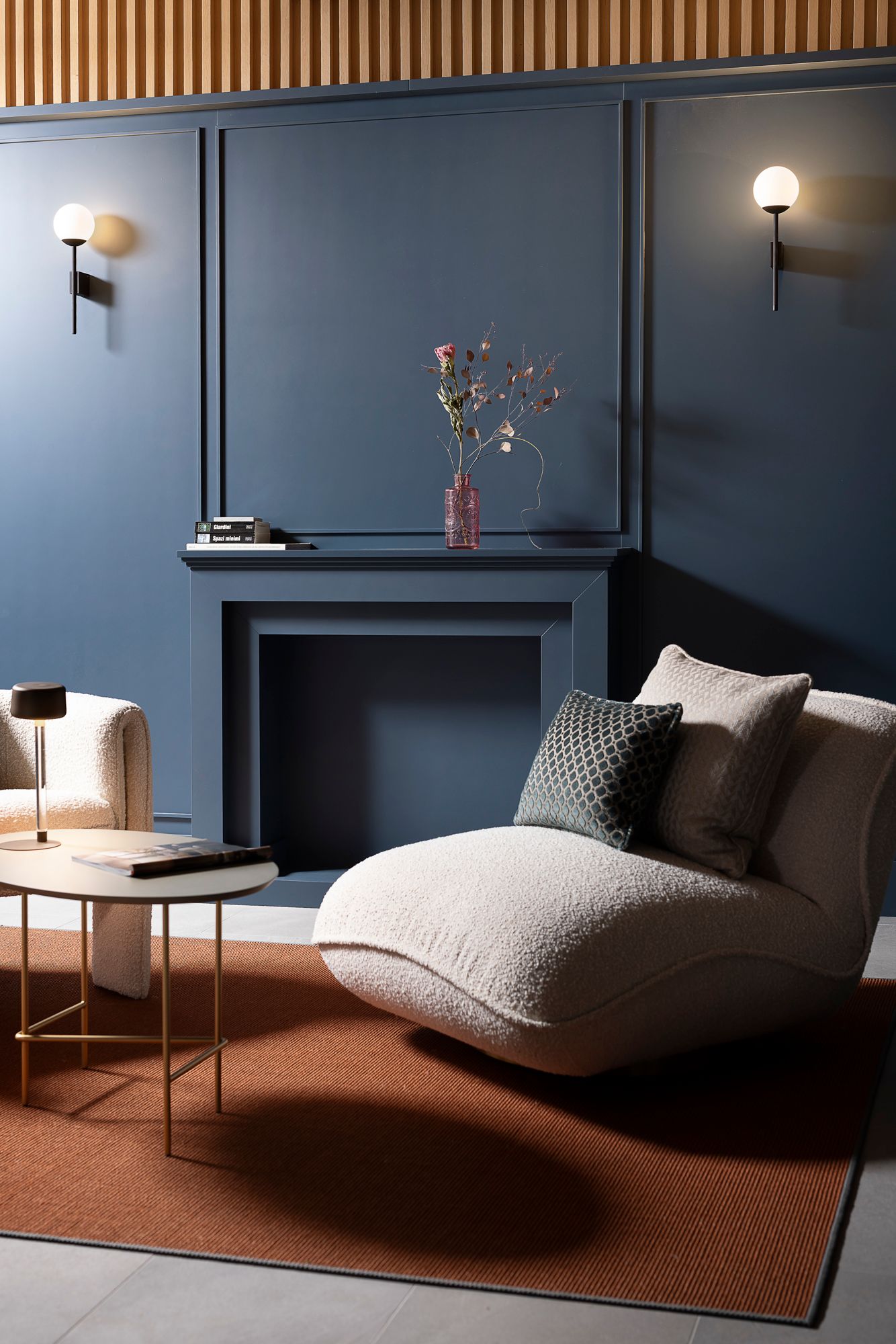 foto a colori con una parete blu, un tappeto ruggine e una poltrona beige