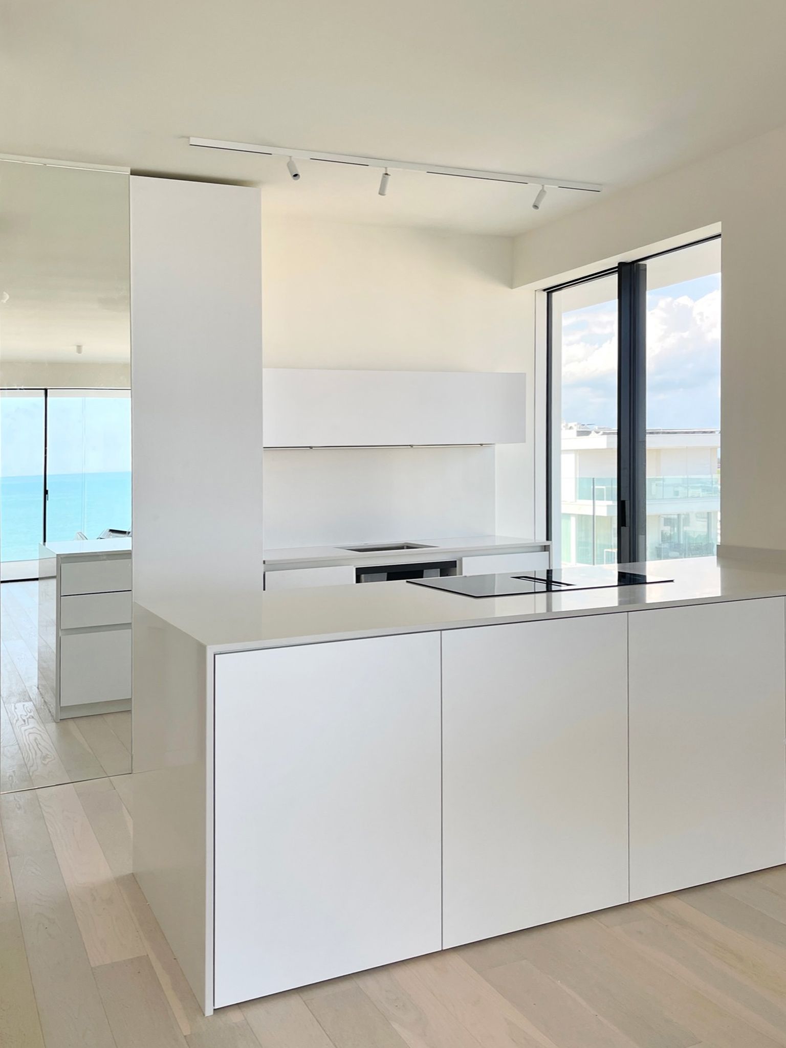 Foto a colori di una cucina total white in una casa al mare