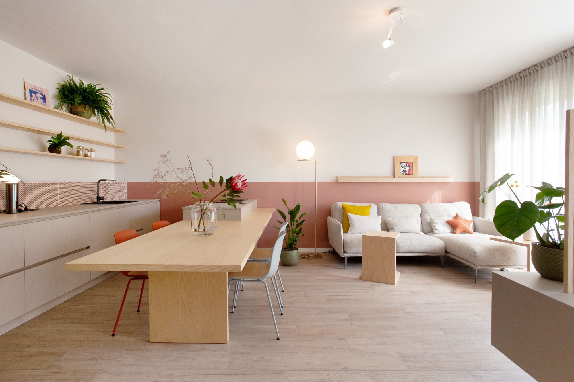 foto a colori di un living con cucina